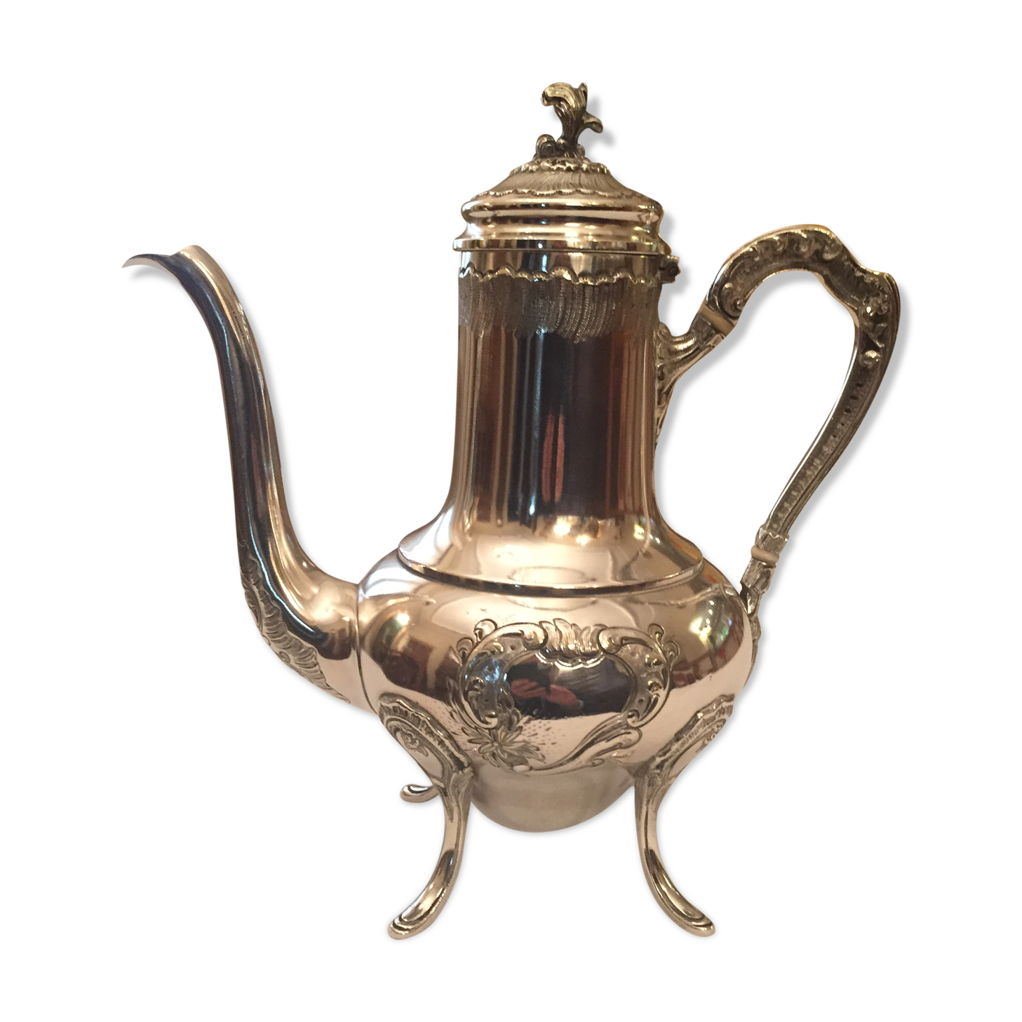 Silver metal pourer with rocker decoration