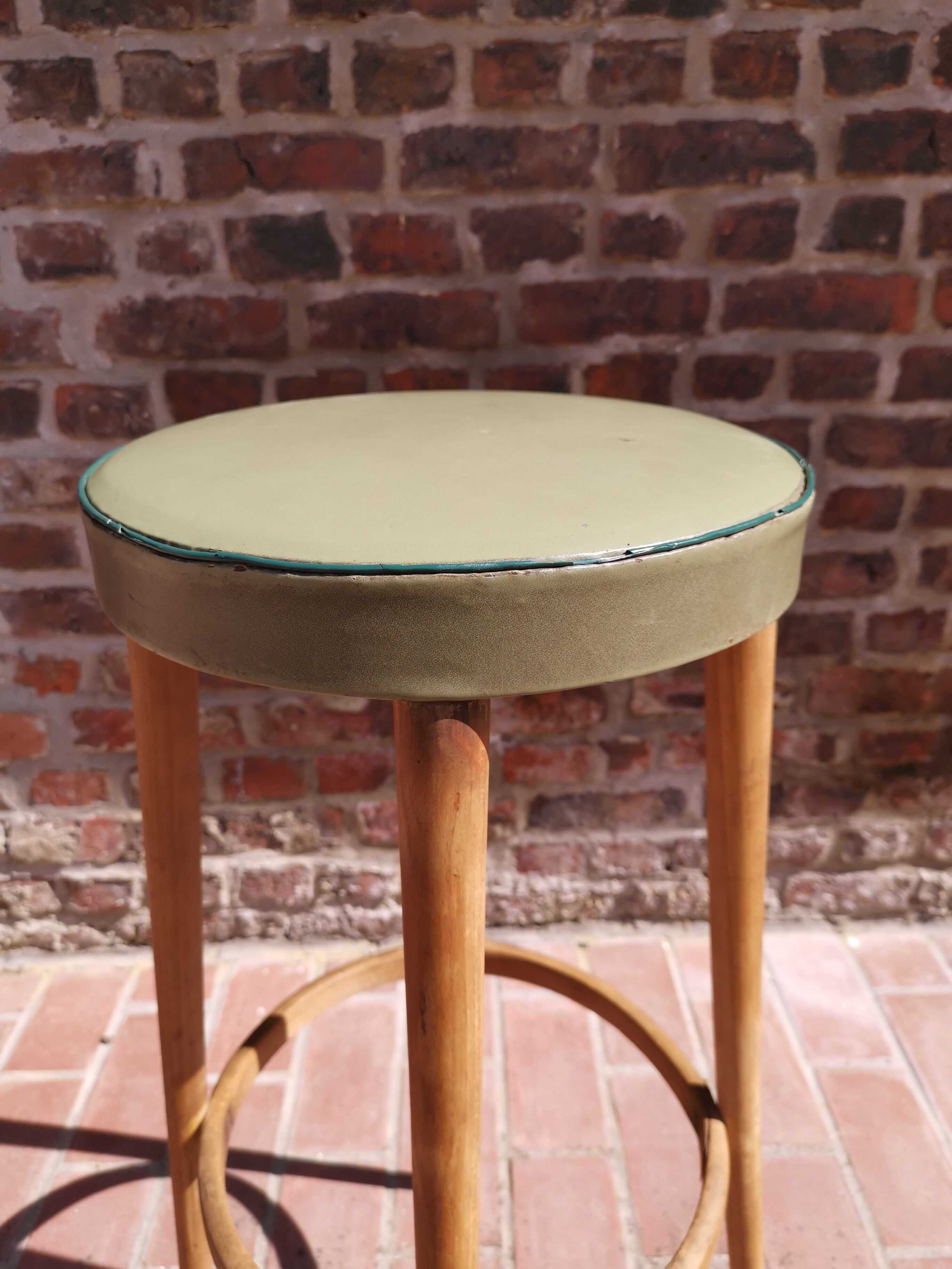 Baumann stool 895 G2 in green leather