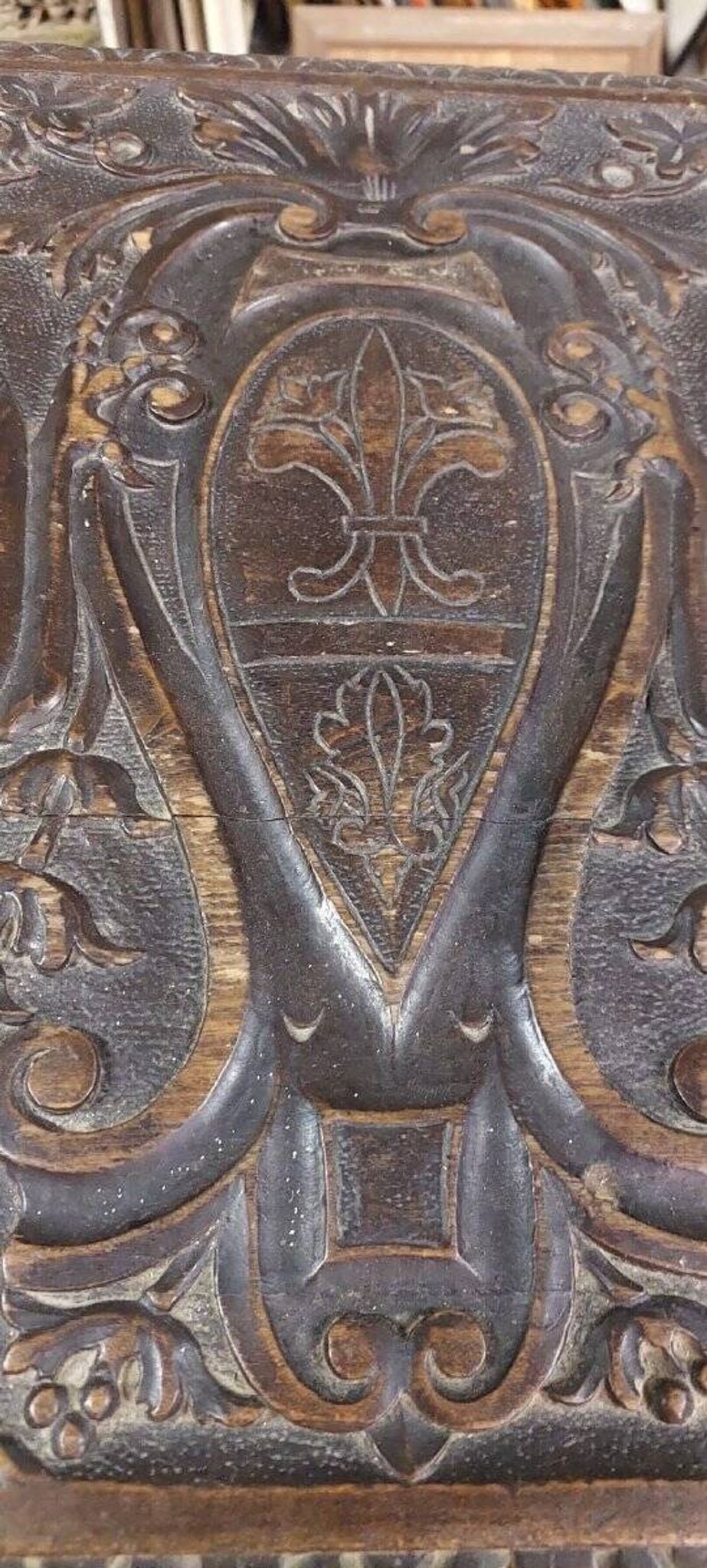 Small finely carved wooden chest, Renaissance style, 19th century, Tuscany