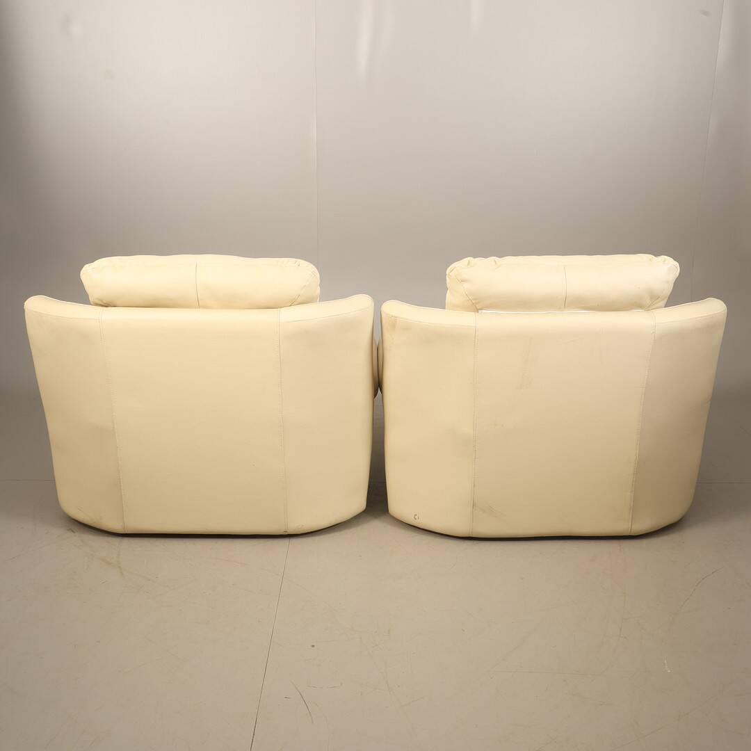 Paire de fauteuils contemporains en similicuir
