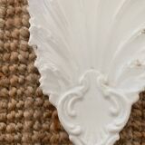 Ramekin, shell-shaped pocket emptier in white ceramic