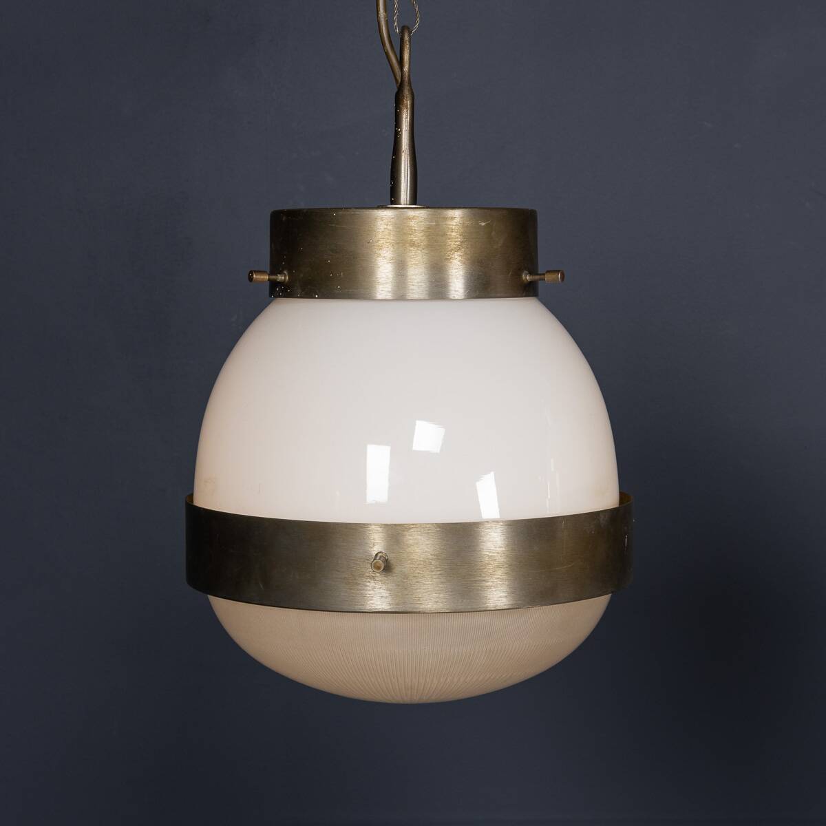 Paire de suspensions en opaline "Delta" italienne des années 1960 par Sergio Mazza.
