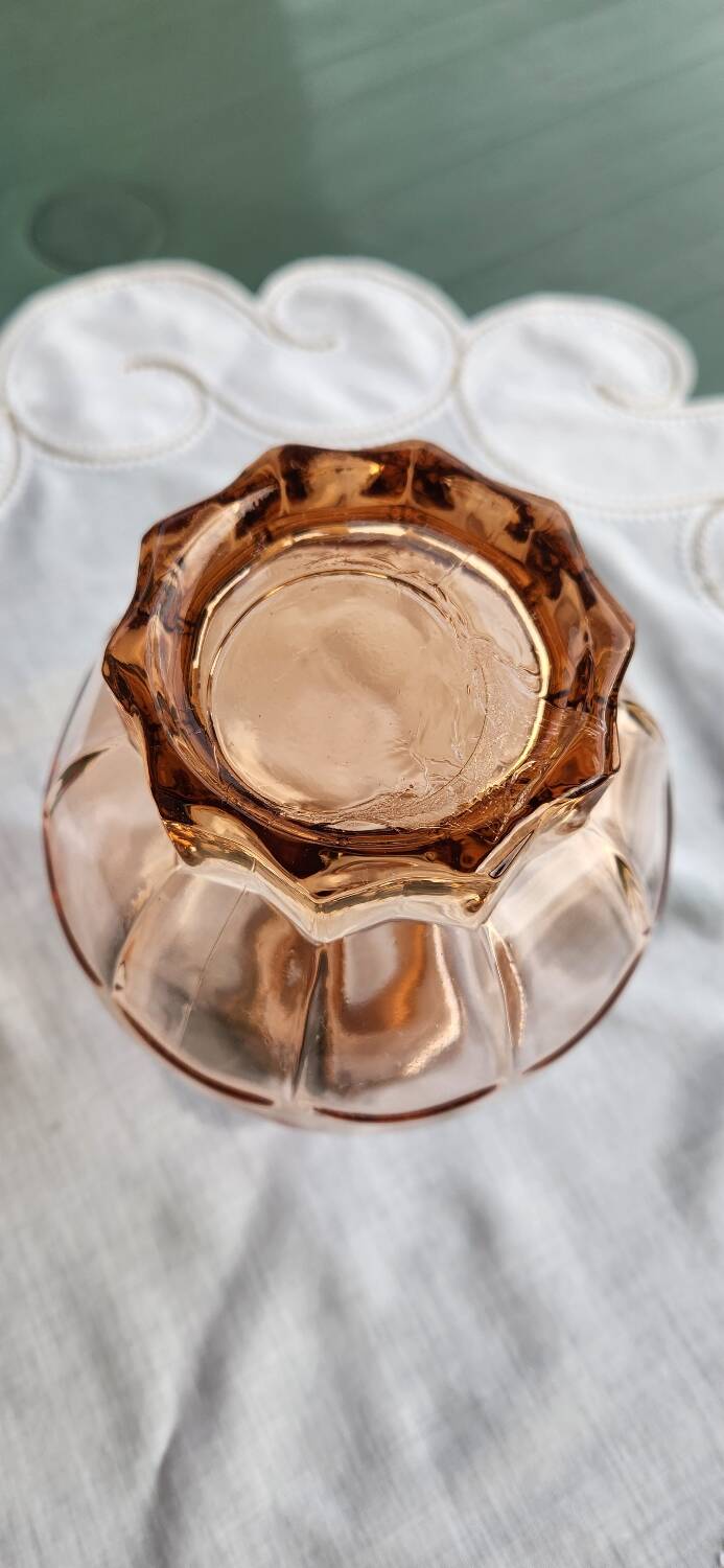 Carafe en verre rosée