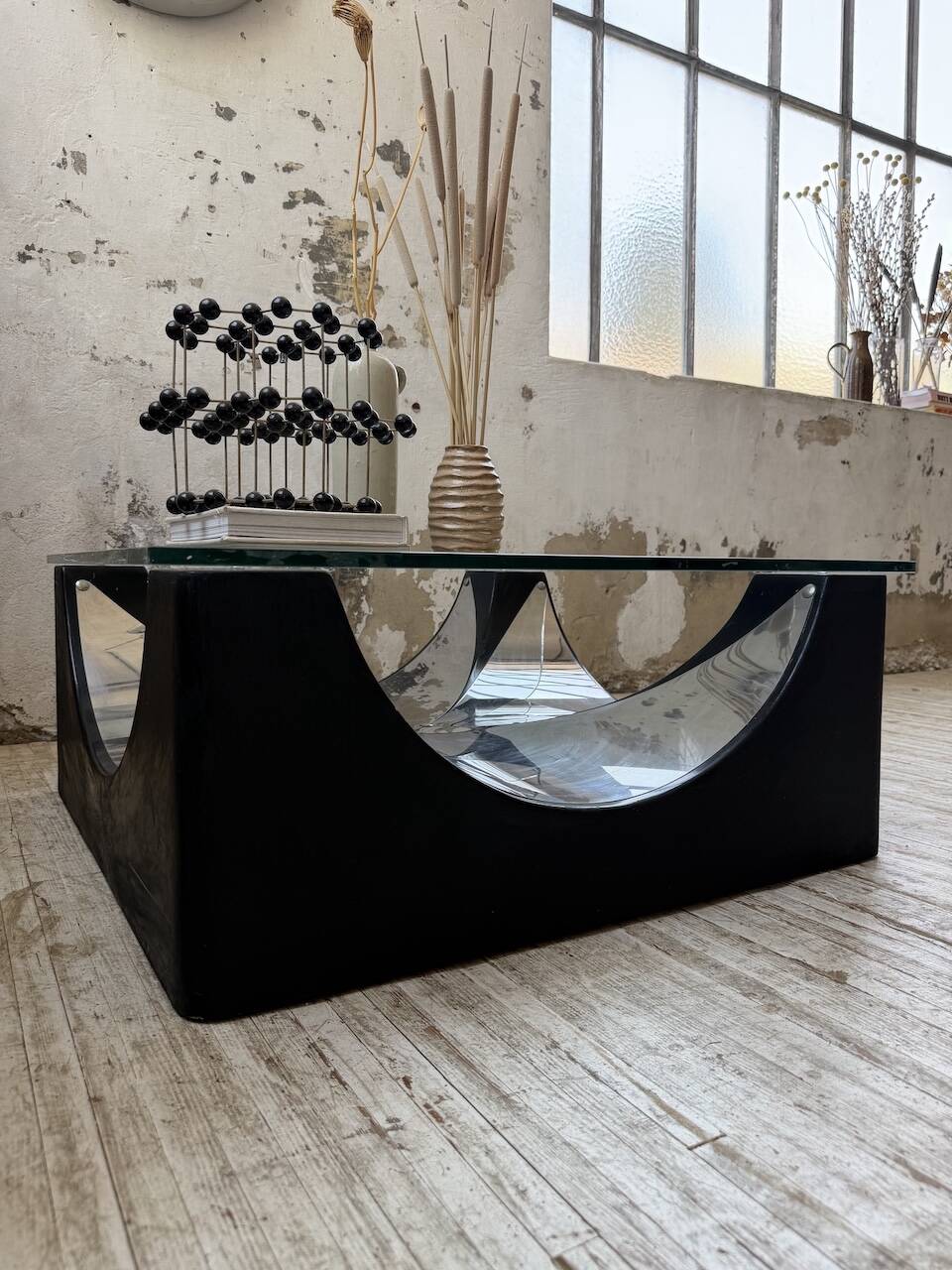 Table basse socle moulé et chrome, années 70