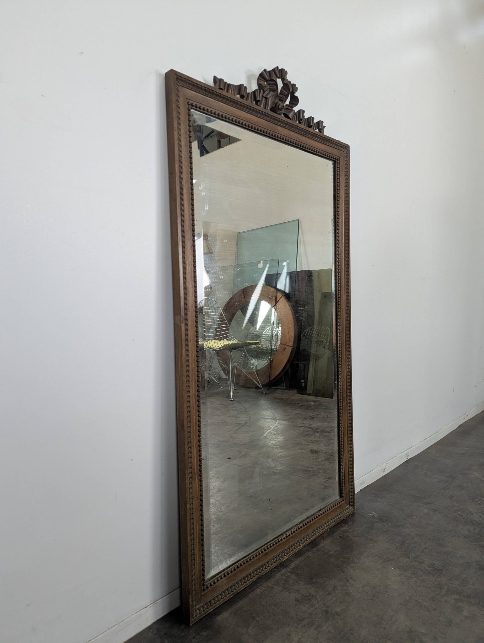 Miroir de style Louis XVI en noyer sculpté