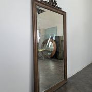 Miroir de style Louis XVI en noyer sculpté