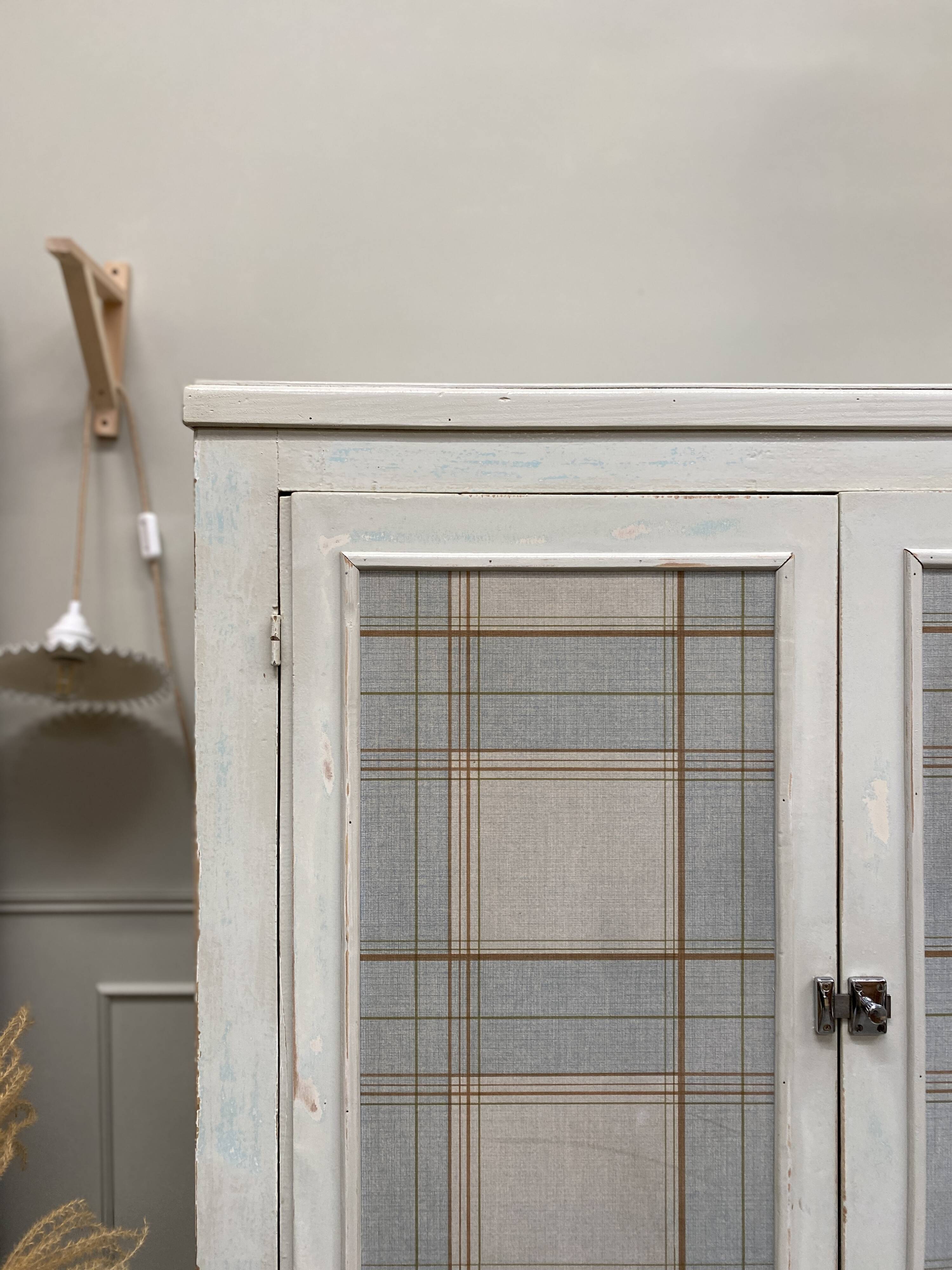Armoire patinée en bois brut