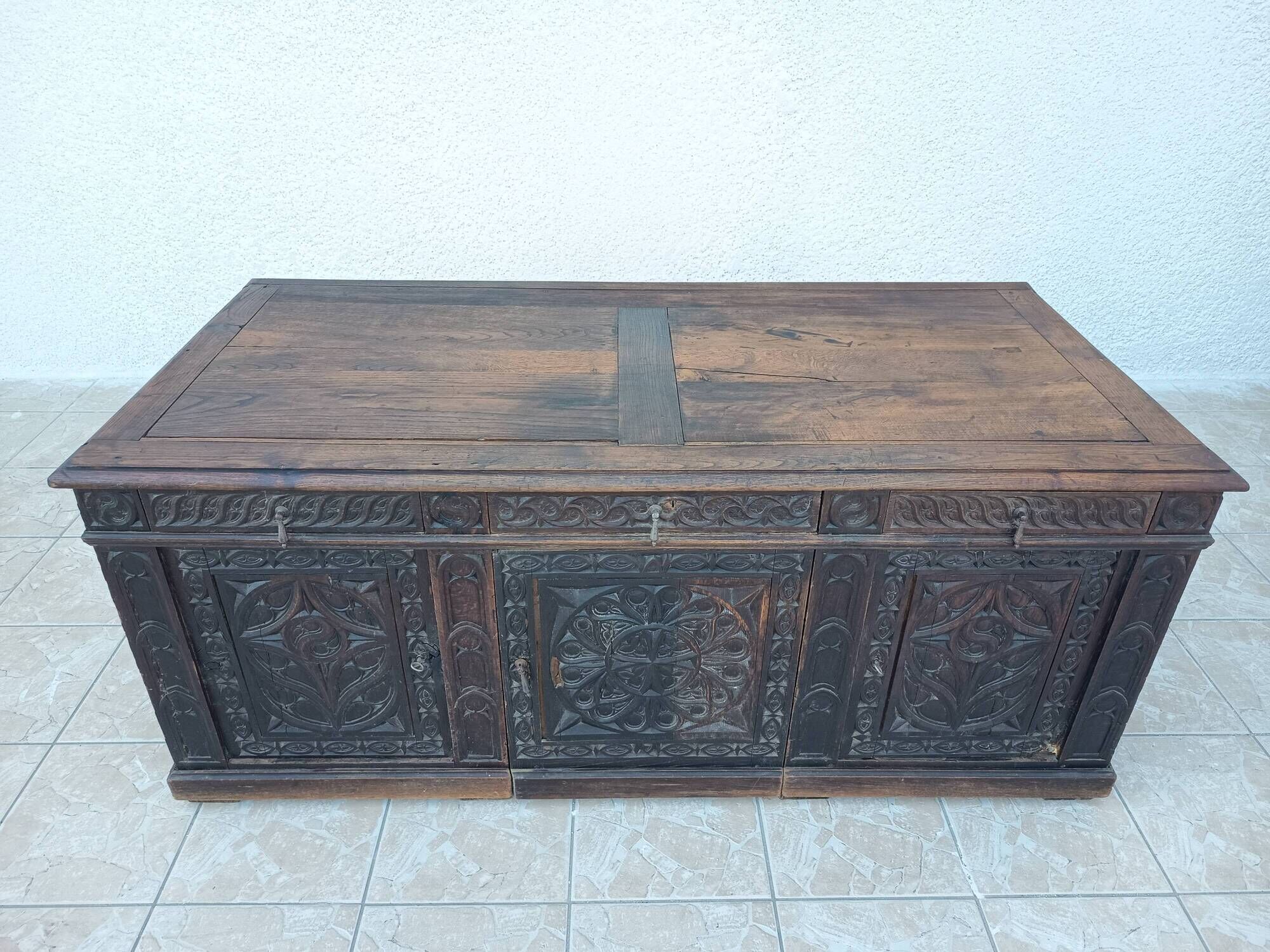 Large Gothic desk in solid oak from the 19th century.