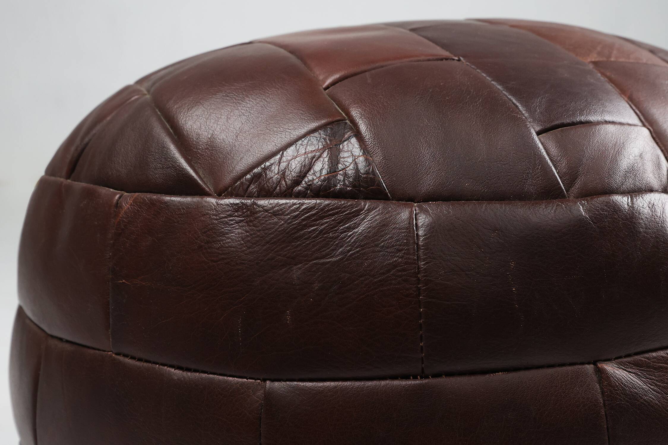 Pouf ottoman en cuir patchwork français vintage, années 1960