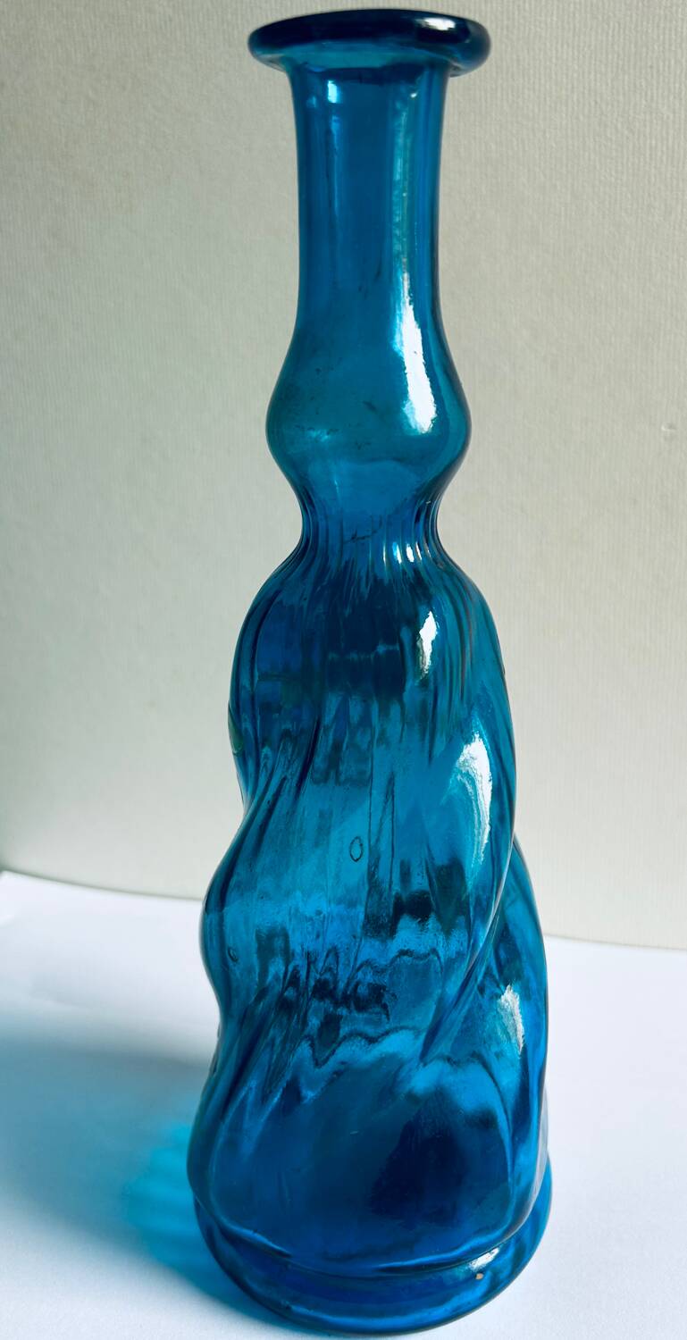 Carafe en verre bleu turc et émaillé, par Théodore Legras, XIXe.