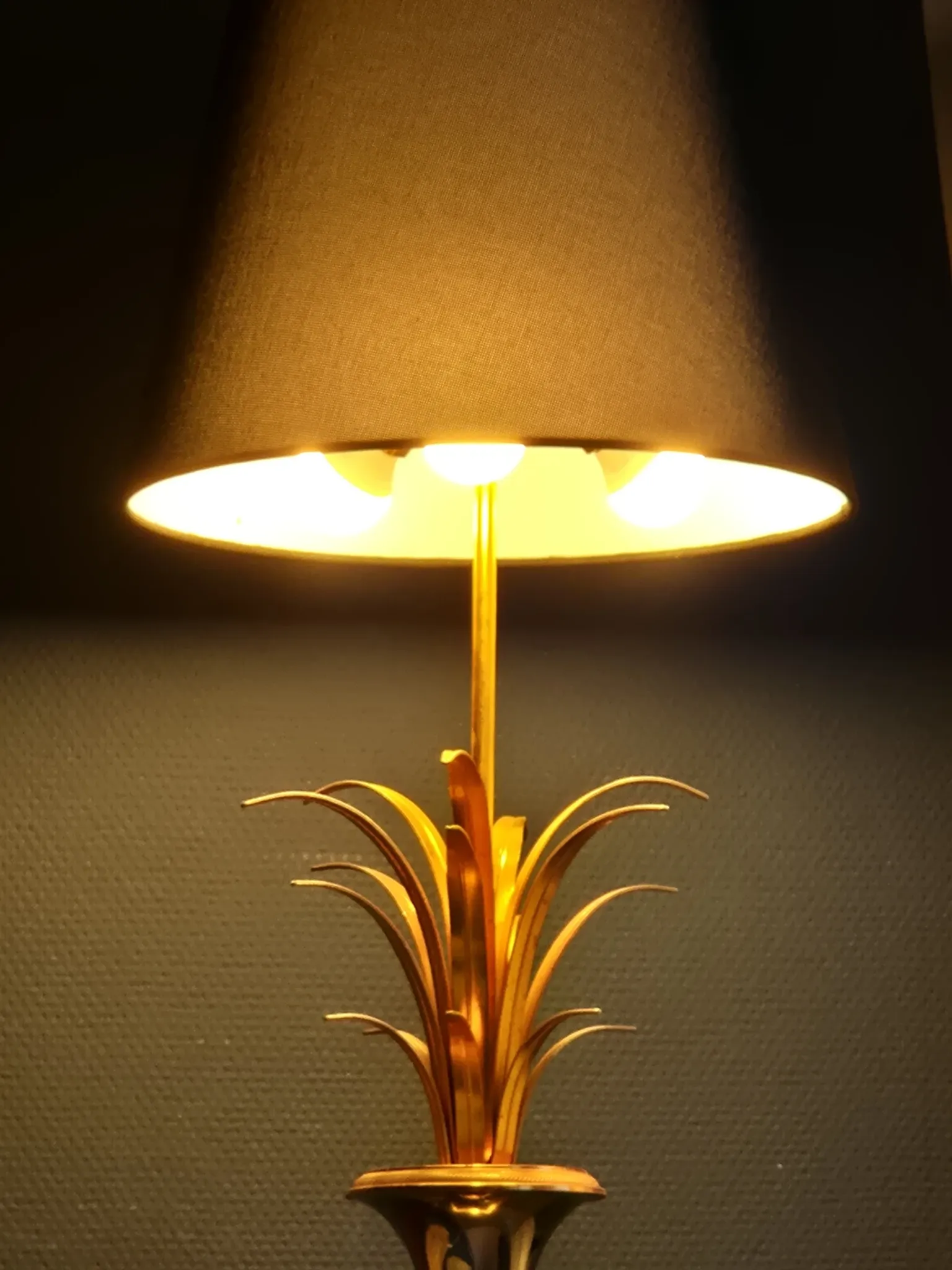 Pineapple lamp