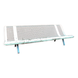 Banc public en fer perforé