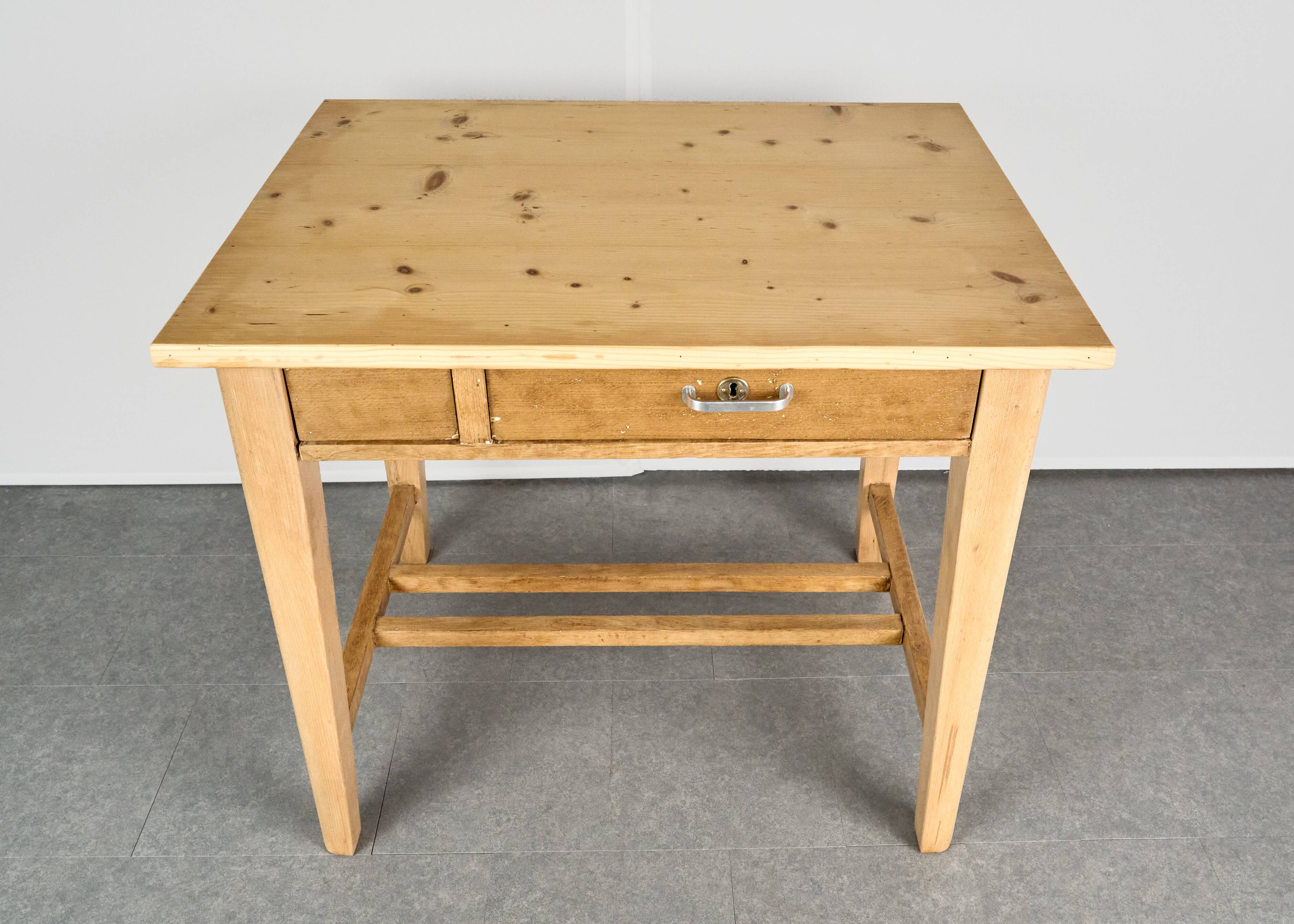 Table en bois vintage, Tchécoslovaquie