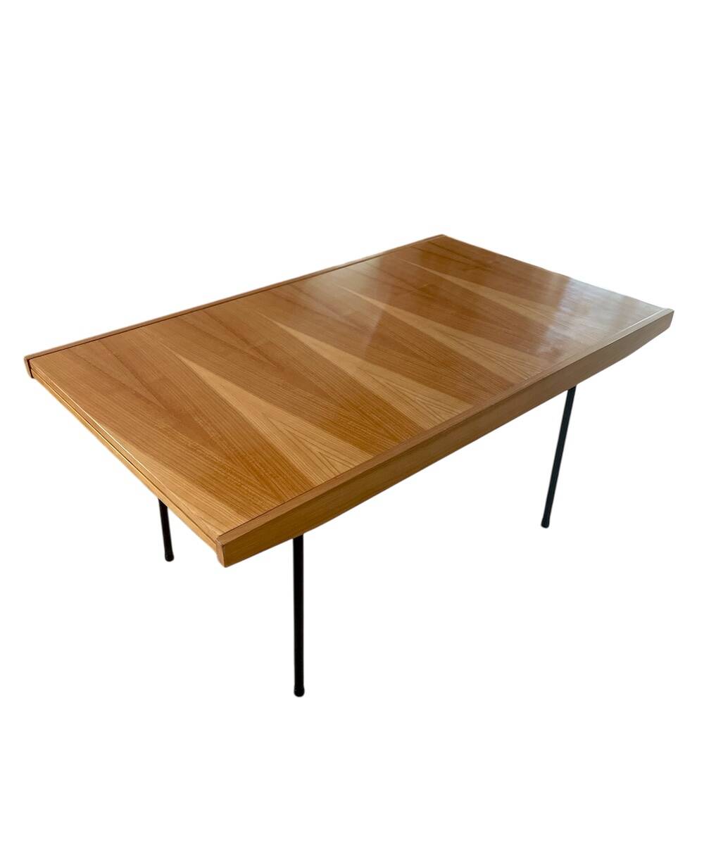 Extendable table designed by Alain Richard