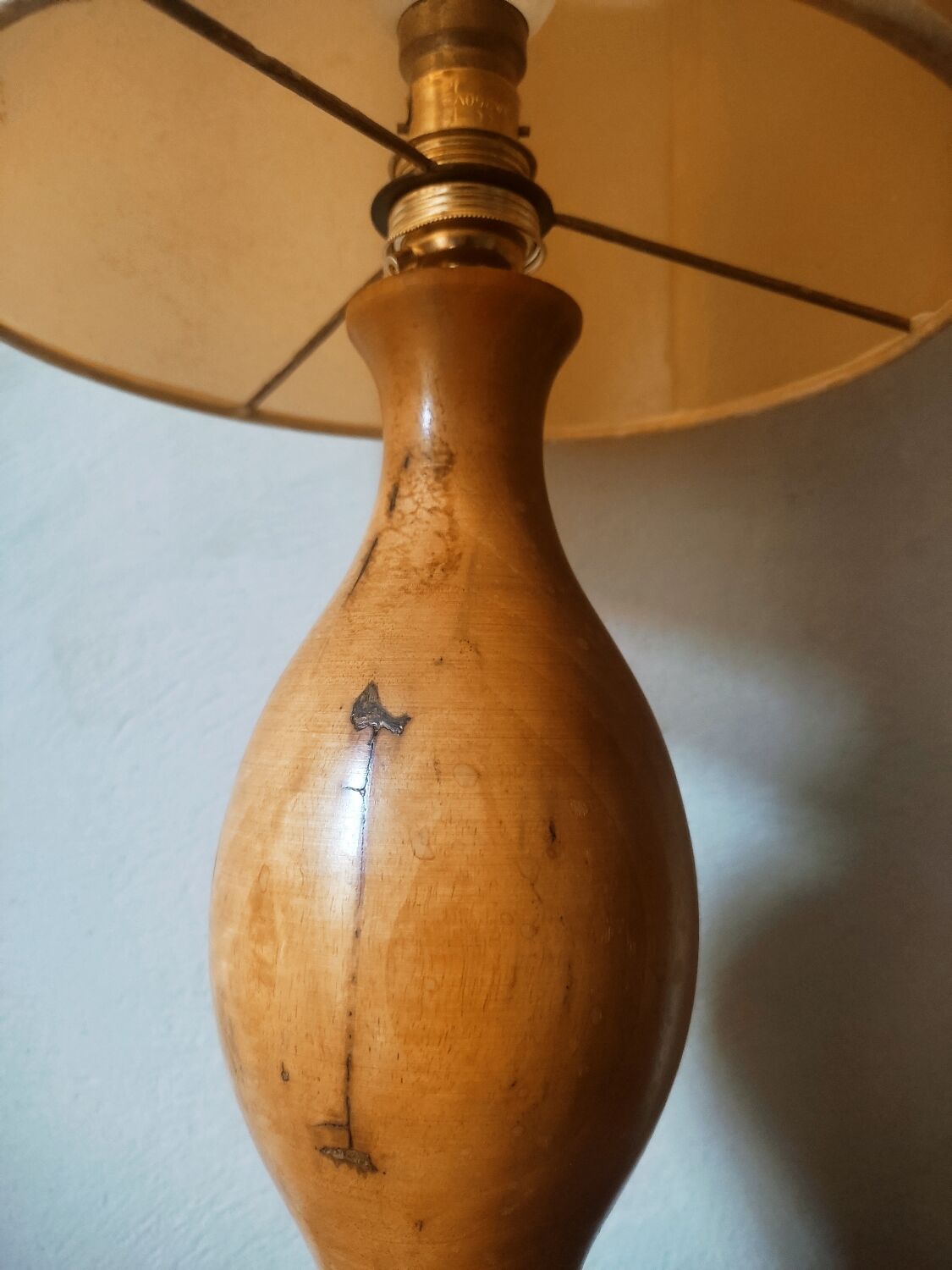Blond wood lamp