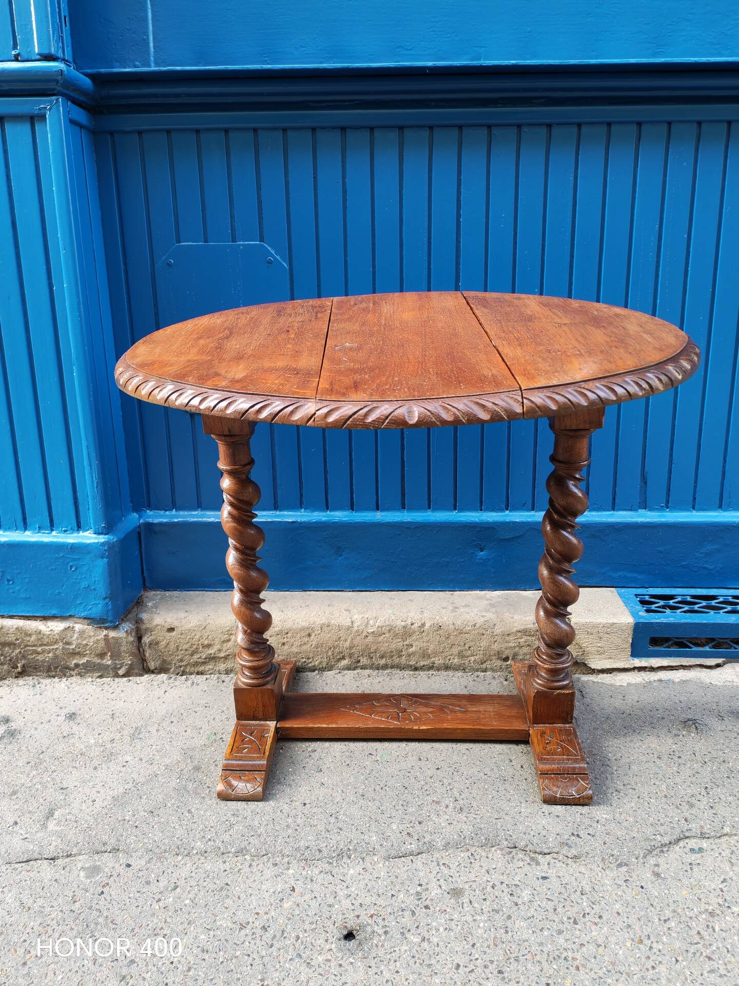 Drop-leaf coffee table