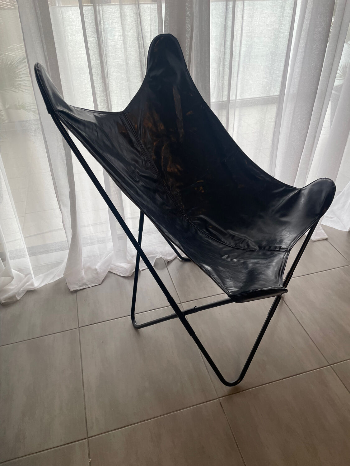 Fauteuil papillon en similicuir en parfait état