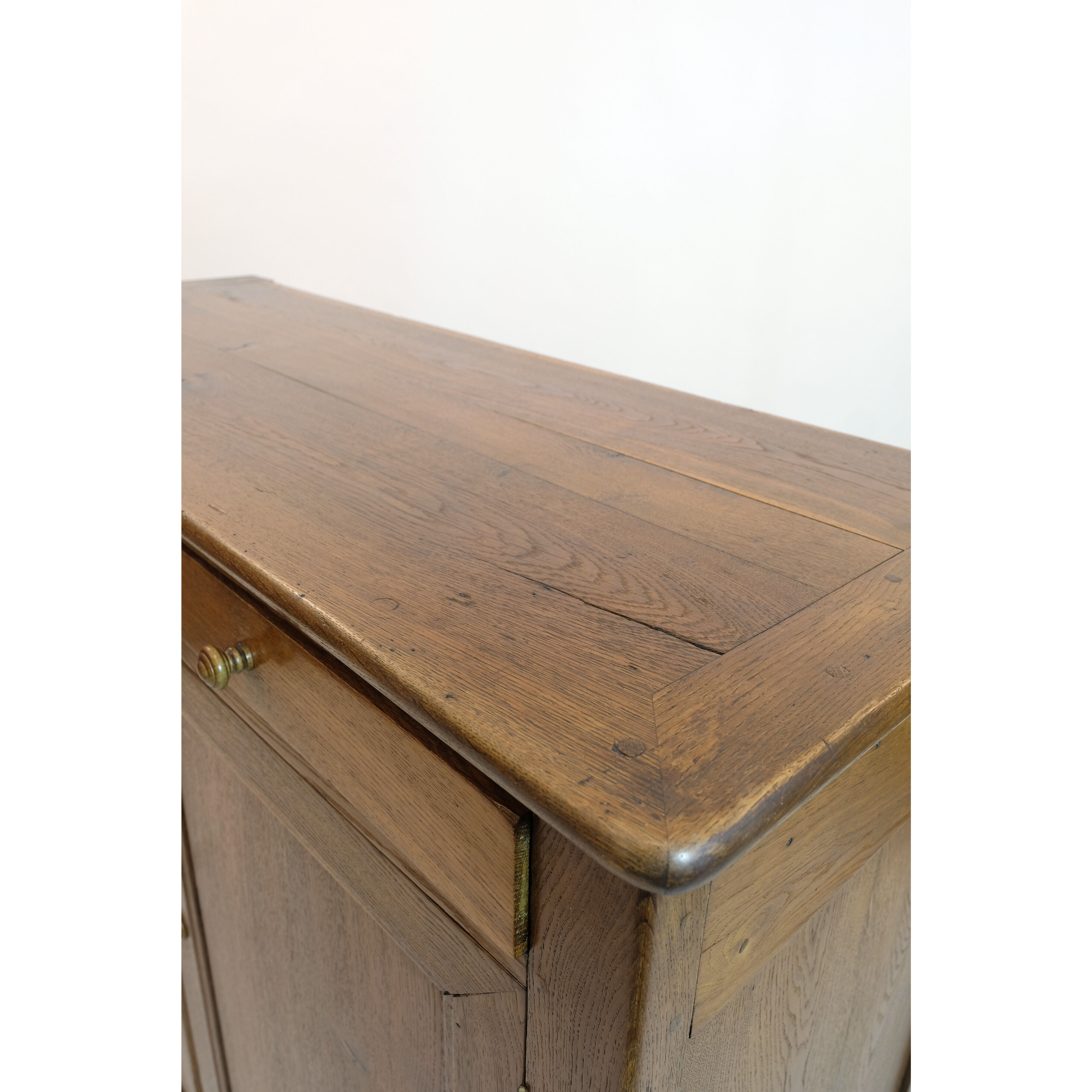Buffet en chêne naturel du XIXème siècle.