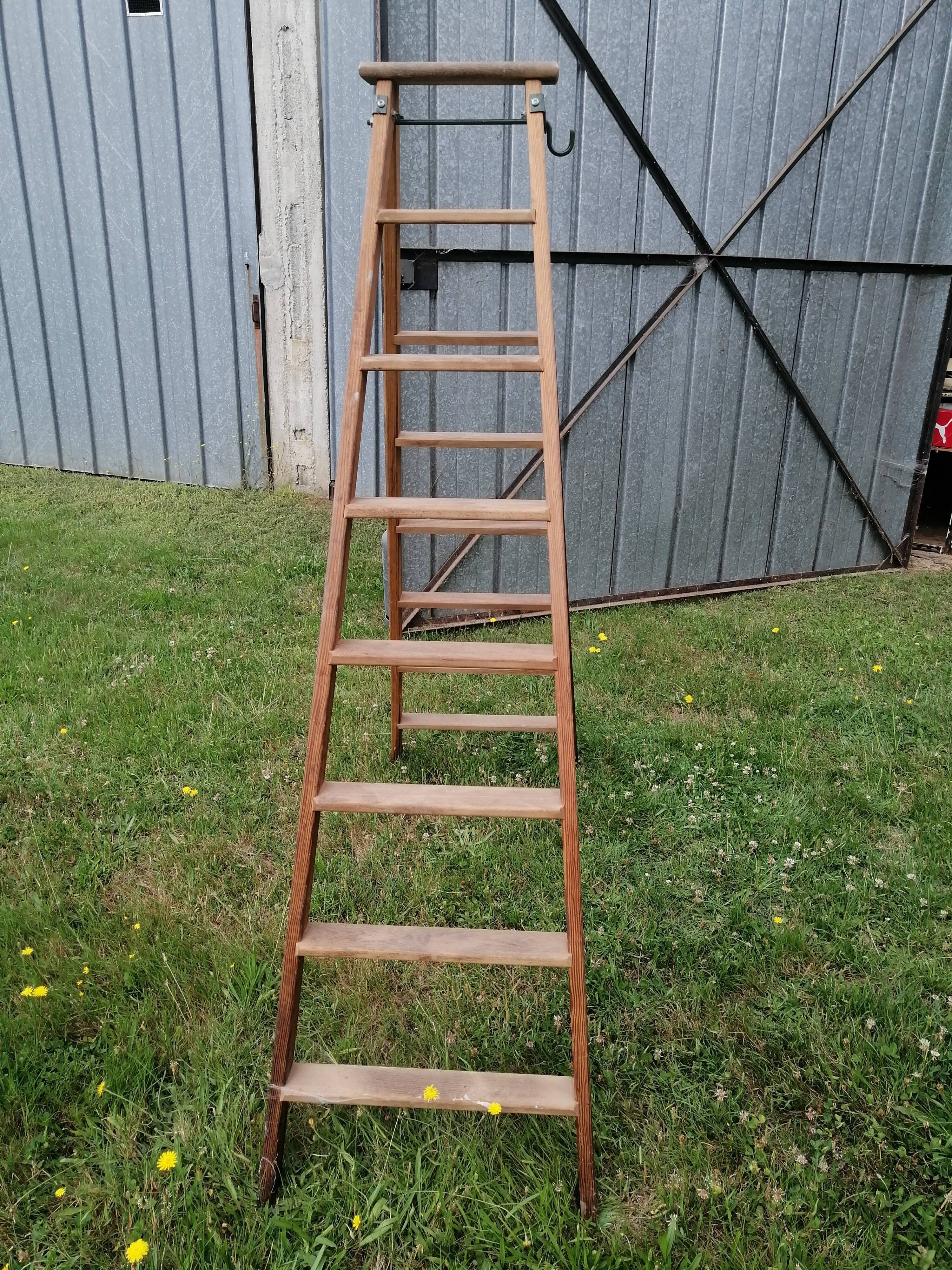 Wooden painter's stepladder