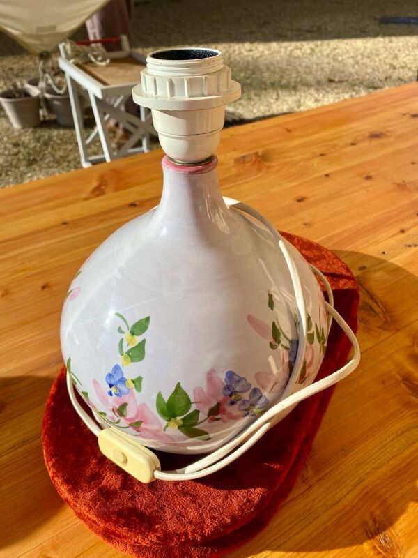 Lampe en céramique fleurie