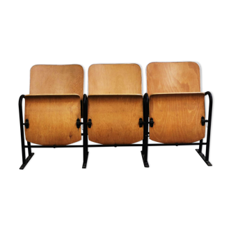 Triple theatre strapontin seats