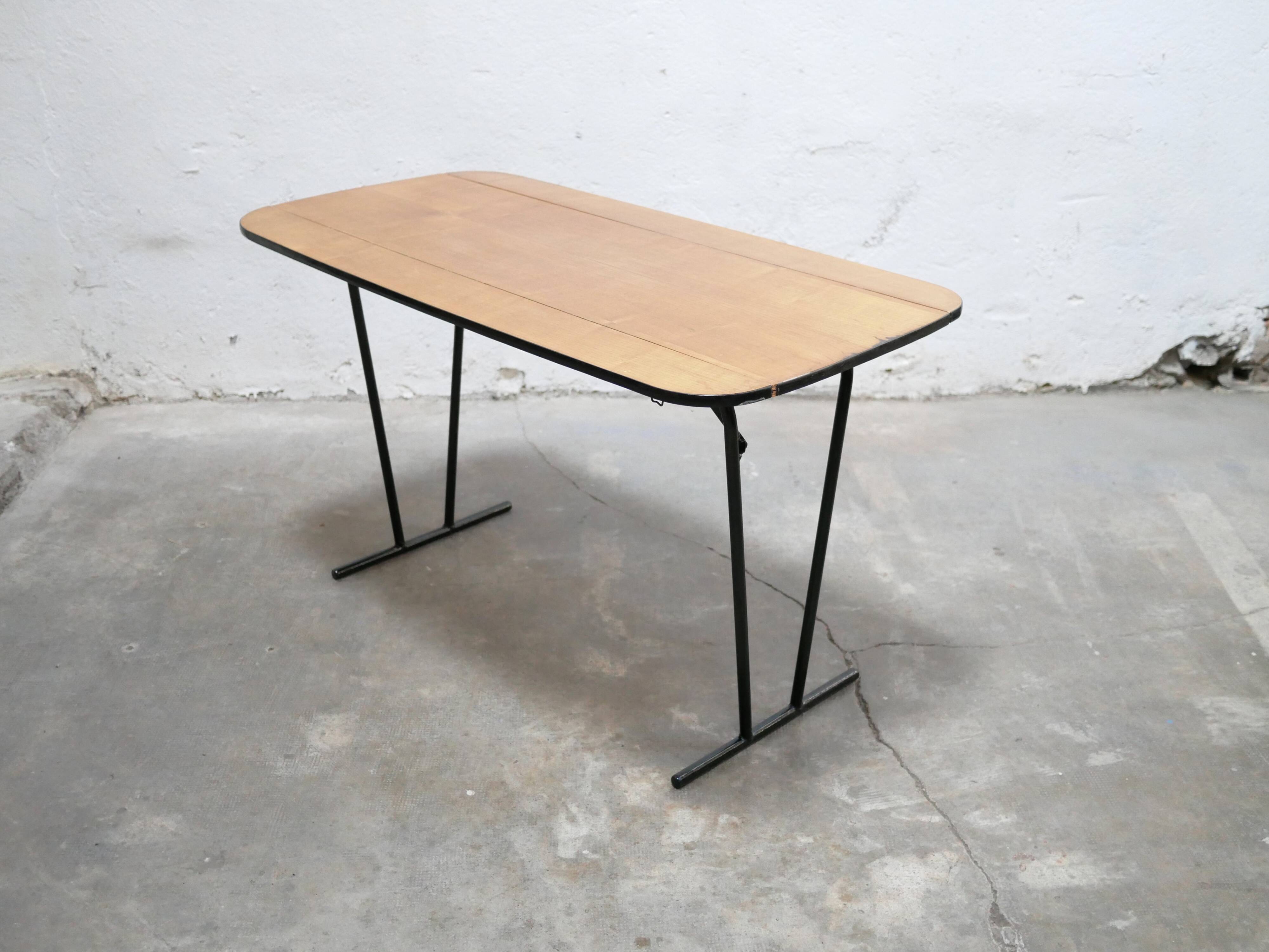 Table pliante vintage en bois et métal