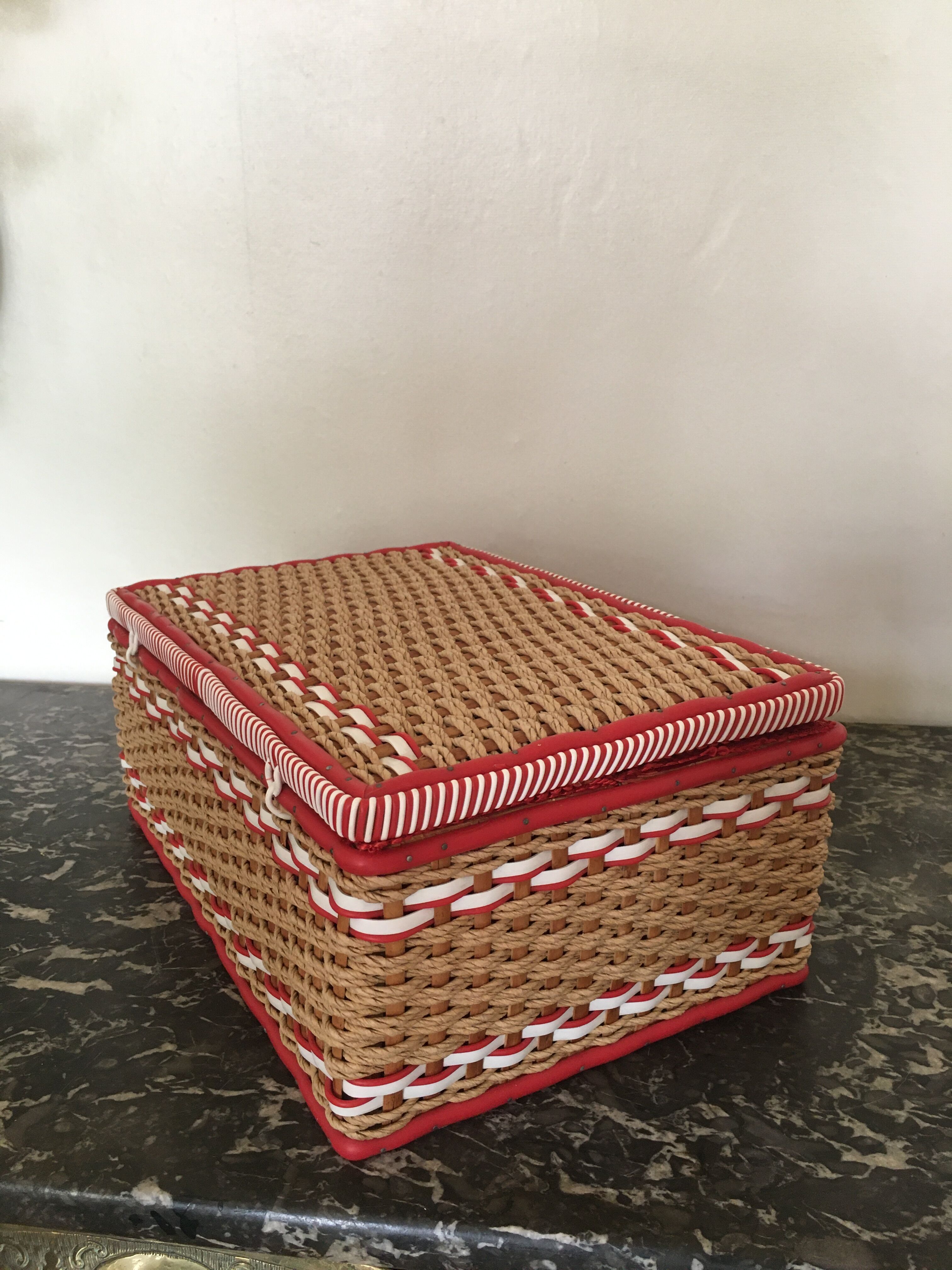 Scoubidou sewing box