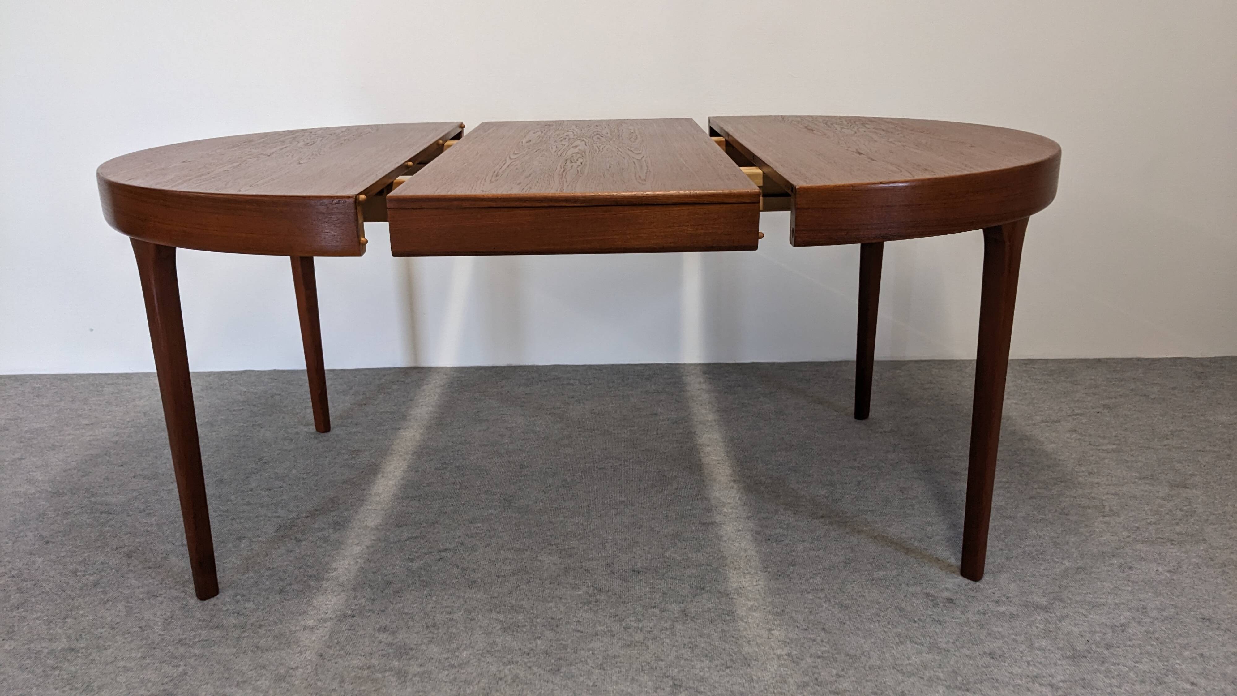 Table ronde extensible en teck de Oluf Theodor Larsen, Danemark vers 1970