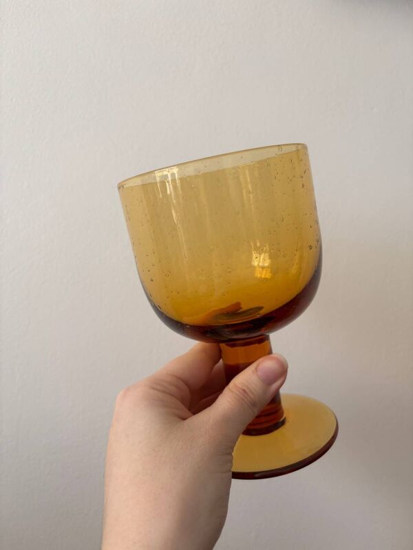 Lot de 6 verres à pied vintage en verre fumé bullé – Verres ambrés ann