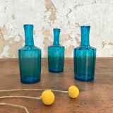 Lot de 3 fioles en verre bleu