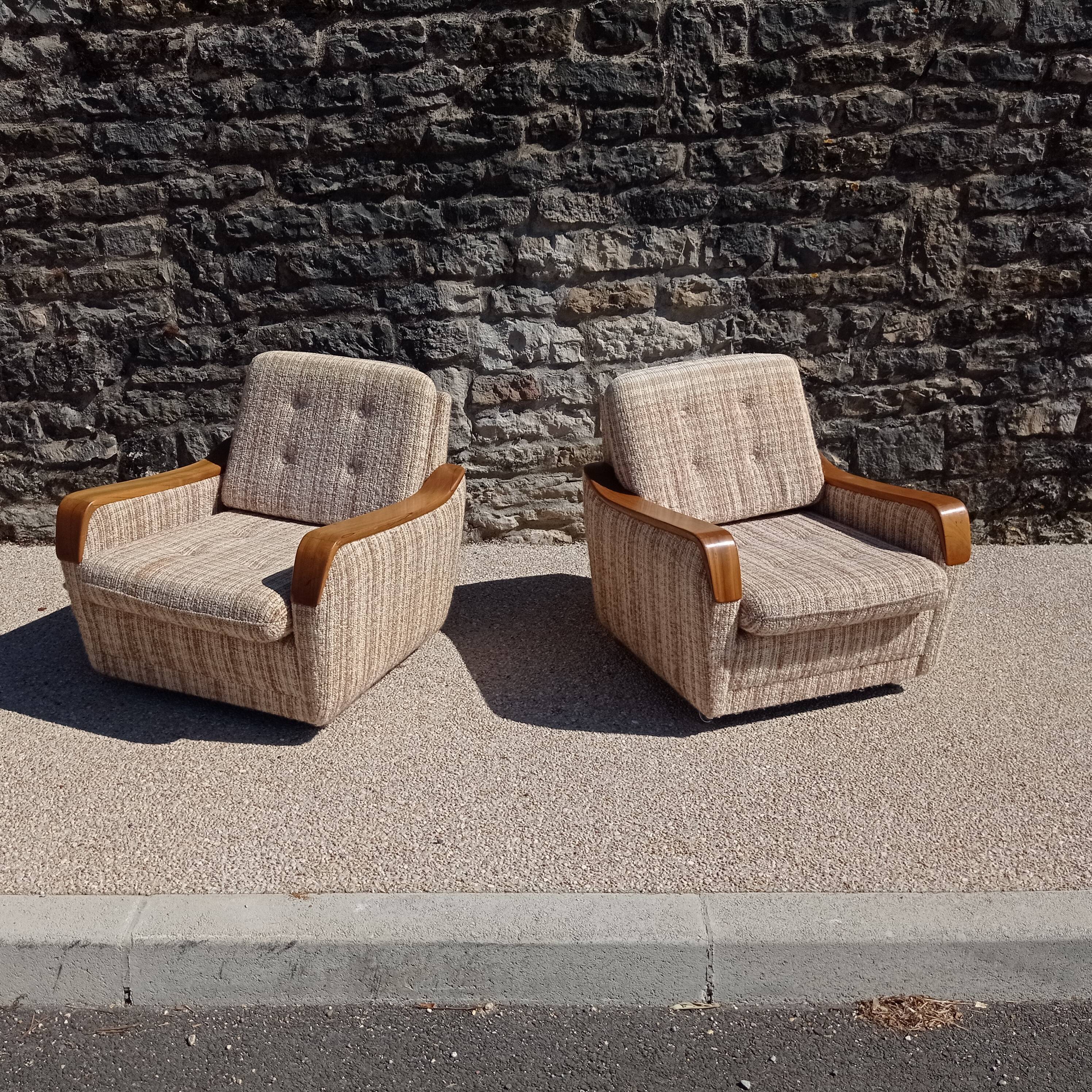 Paire de fauteuils vintage en bois et tissu