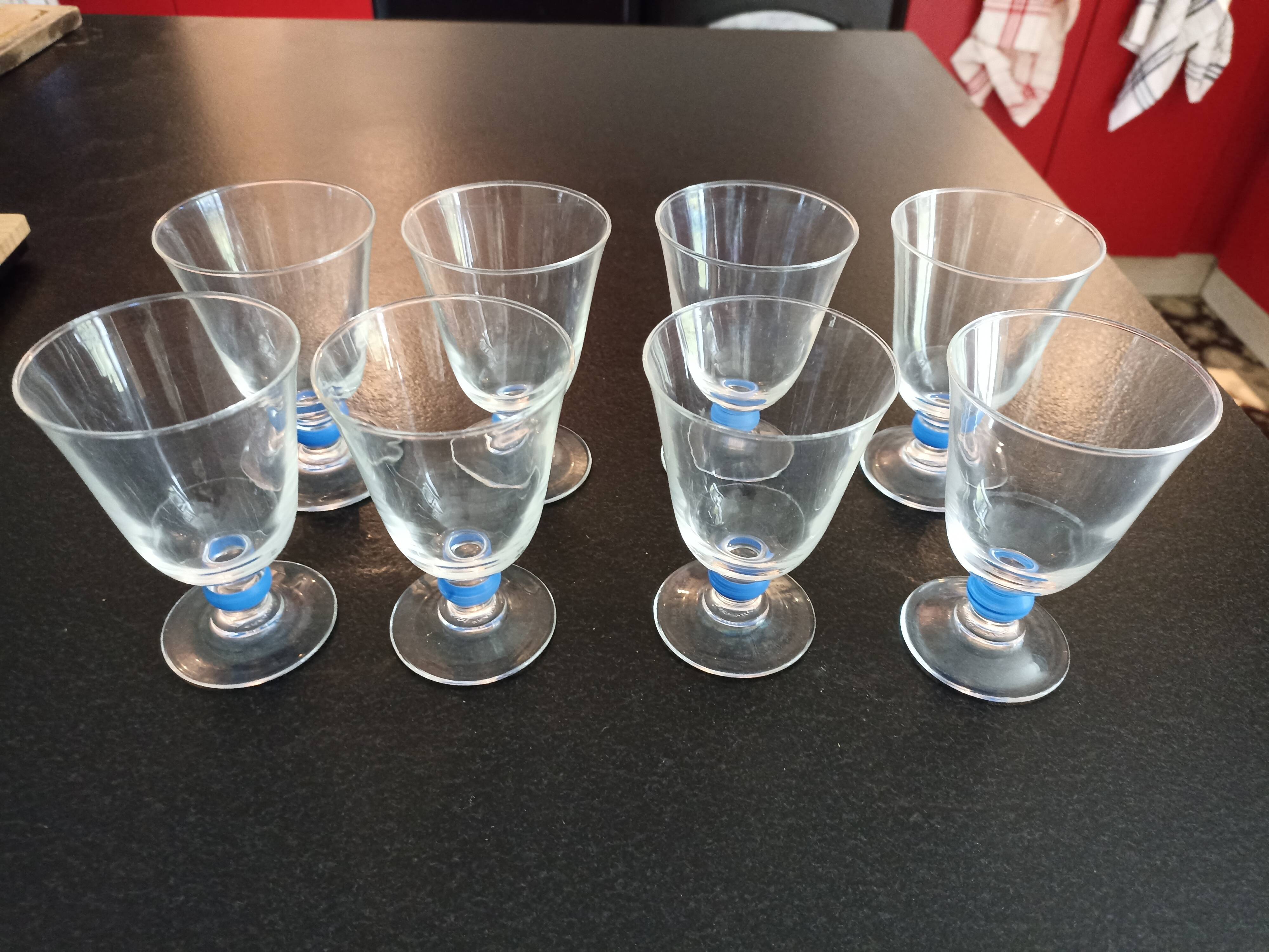 Set of 8 Luminarc wine glasses