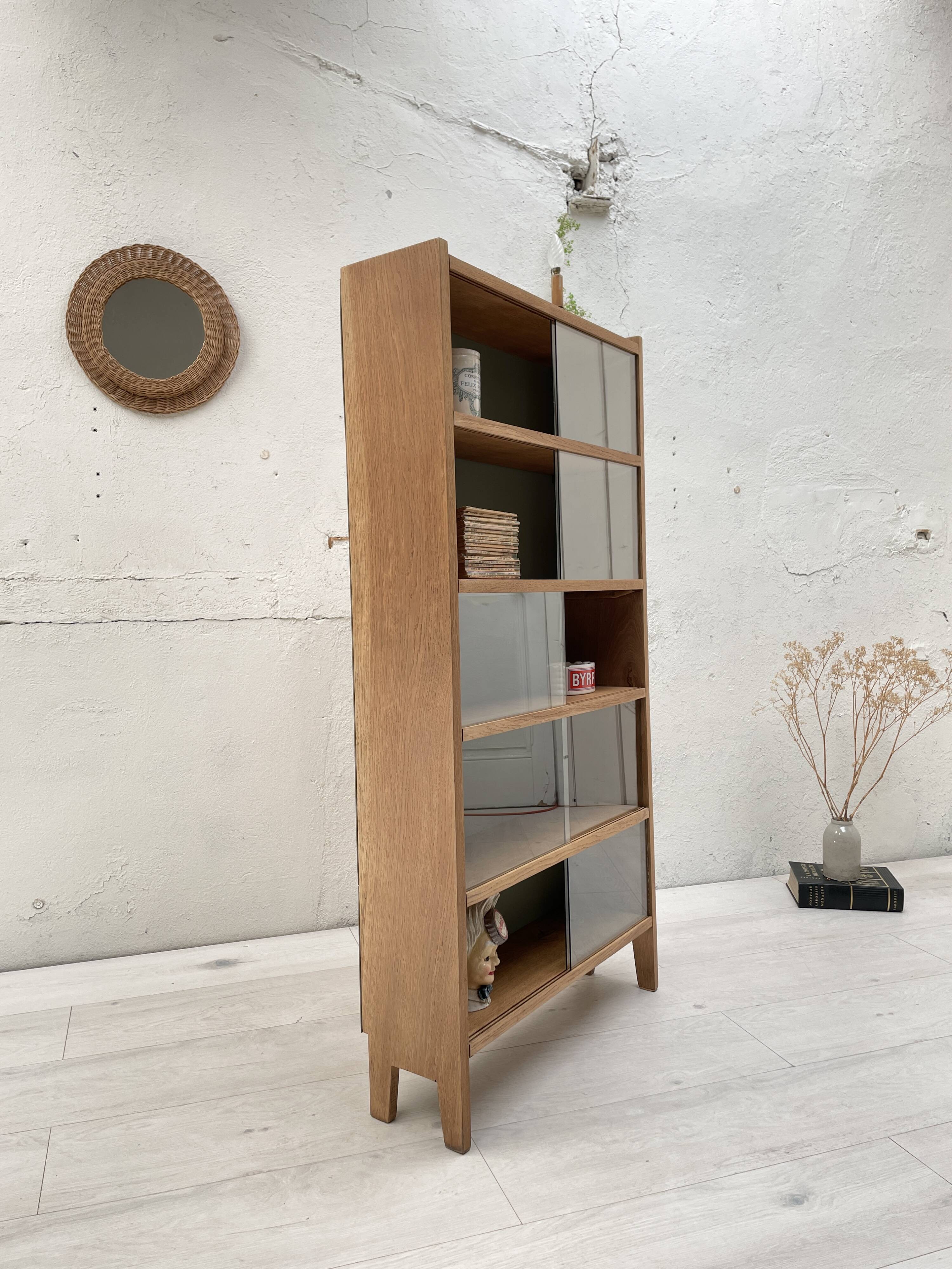 Vintage bookcase in solid oak.