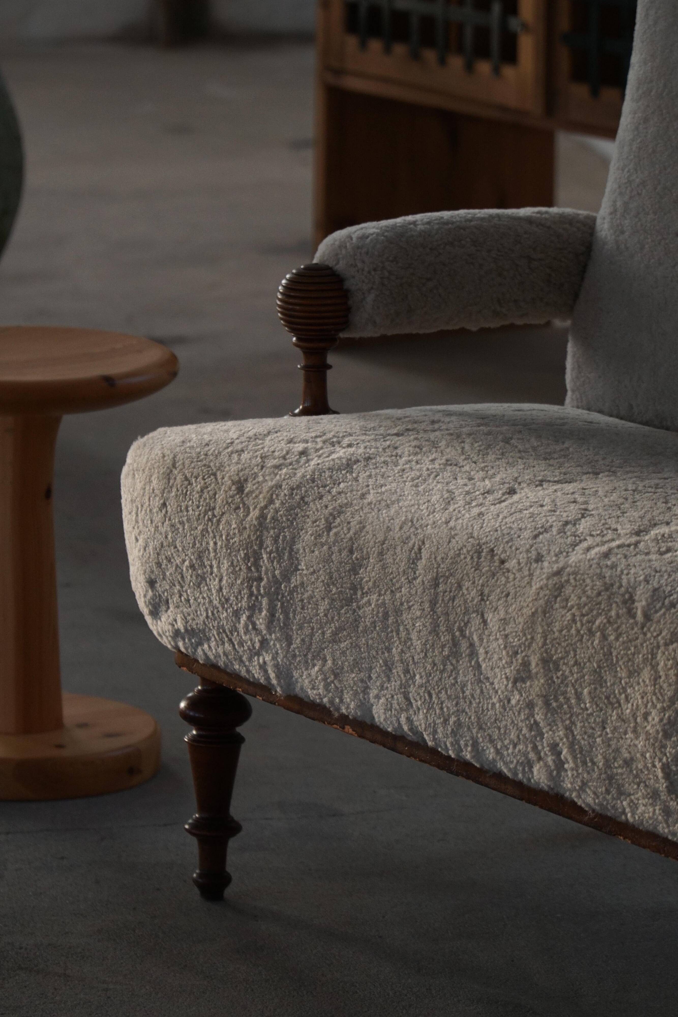 Danish two-seater canapé from the early 20th century in merino wool and wood, 1930s.