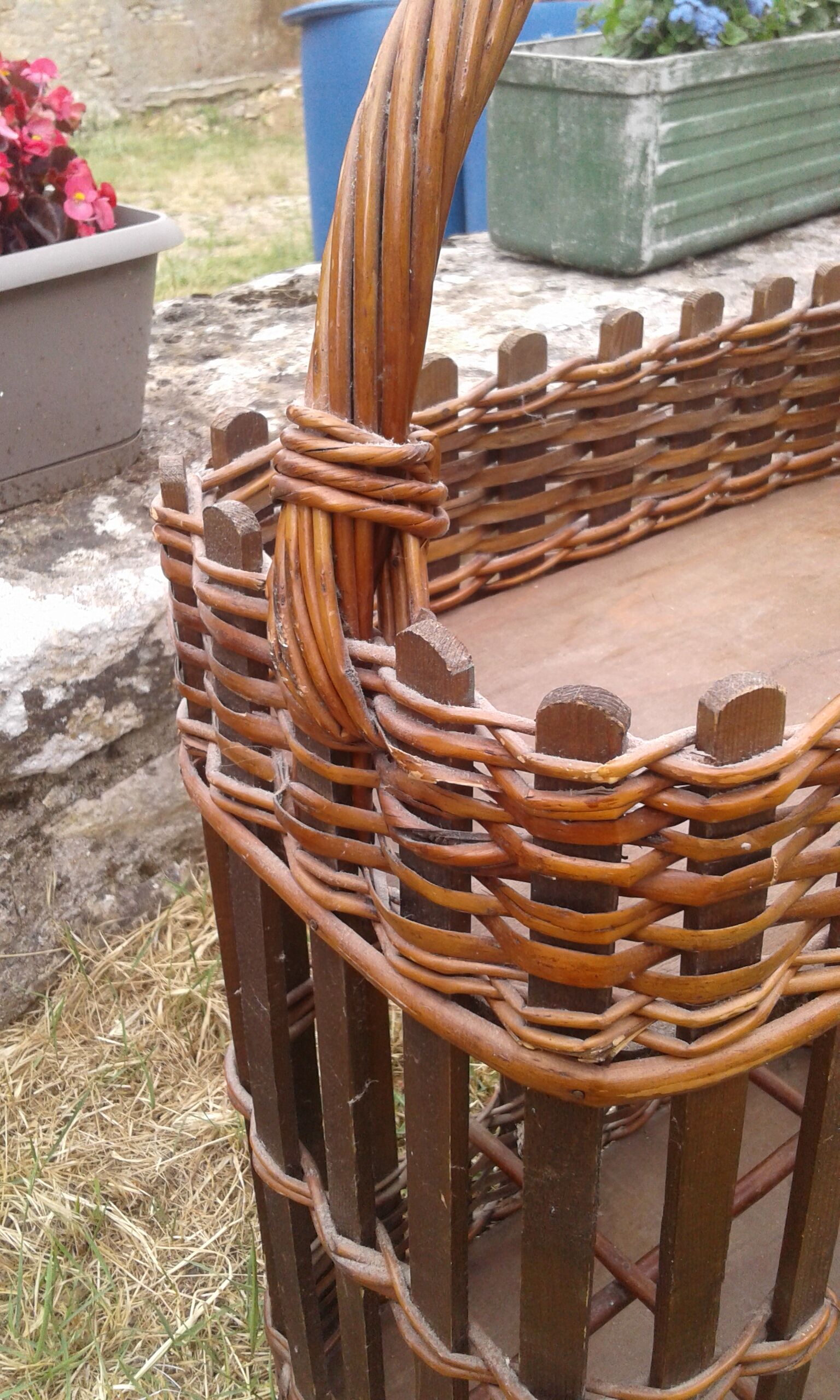 Rattan bottle bar with handle