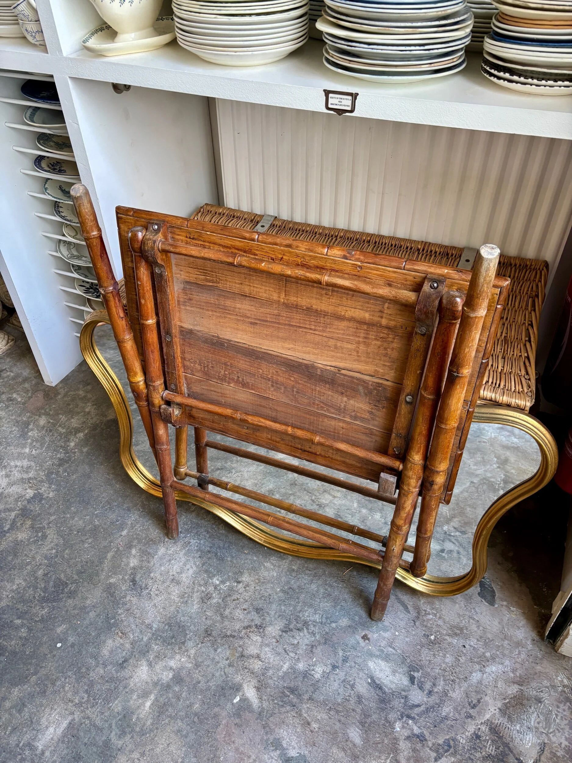 Table pliante en bois imitant le bambou