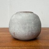 Minimalist vase from a German workshop from the mid-century by Lu and Gerd Grove, 1961.