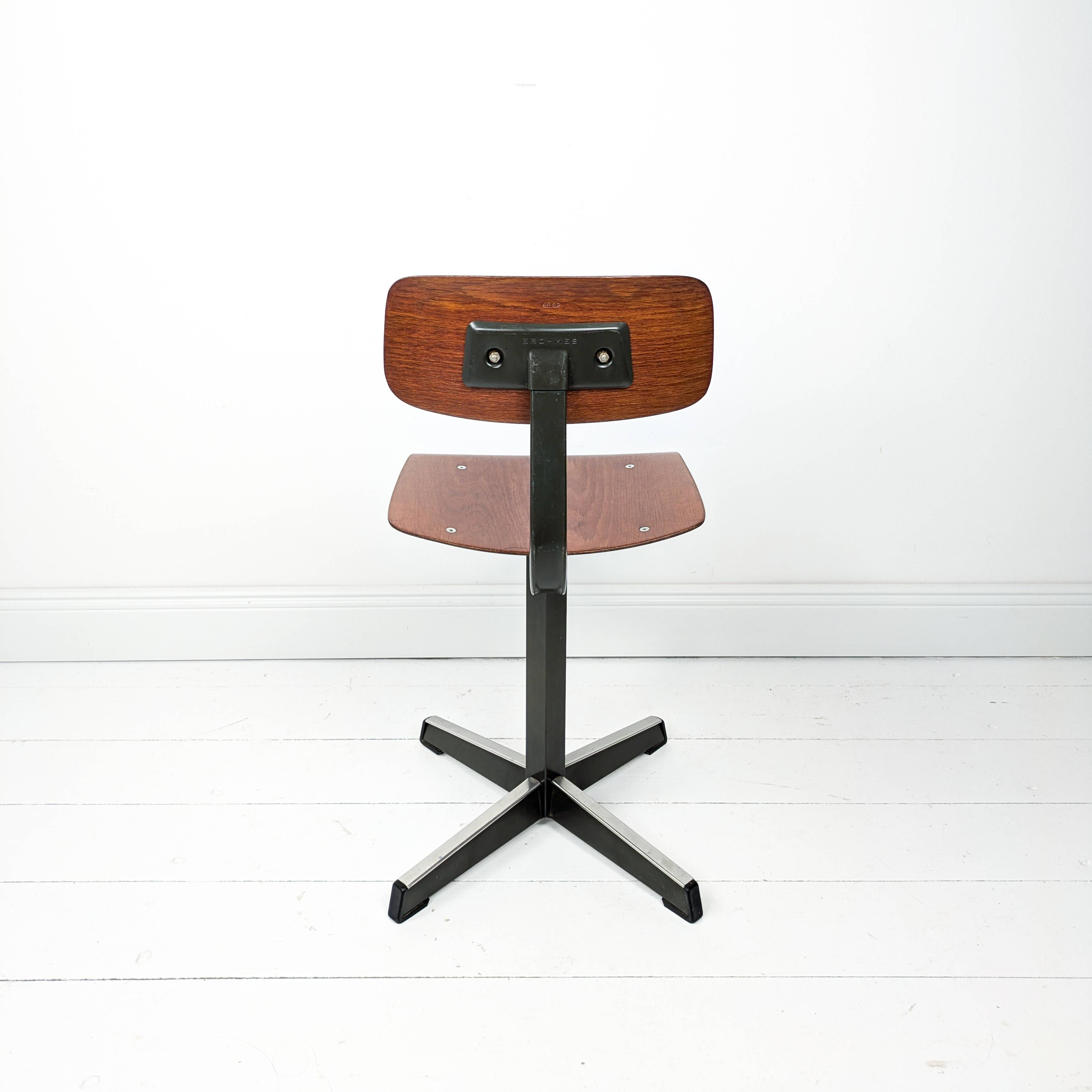 Mid Century Chaise d'école Chaise d'enfant Bois Métal Vintage Rétro Chambre d'enfant Pied Skandi Sca