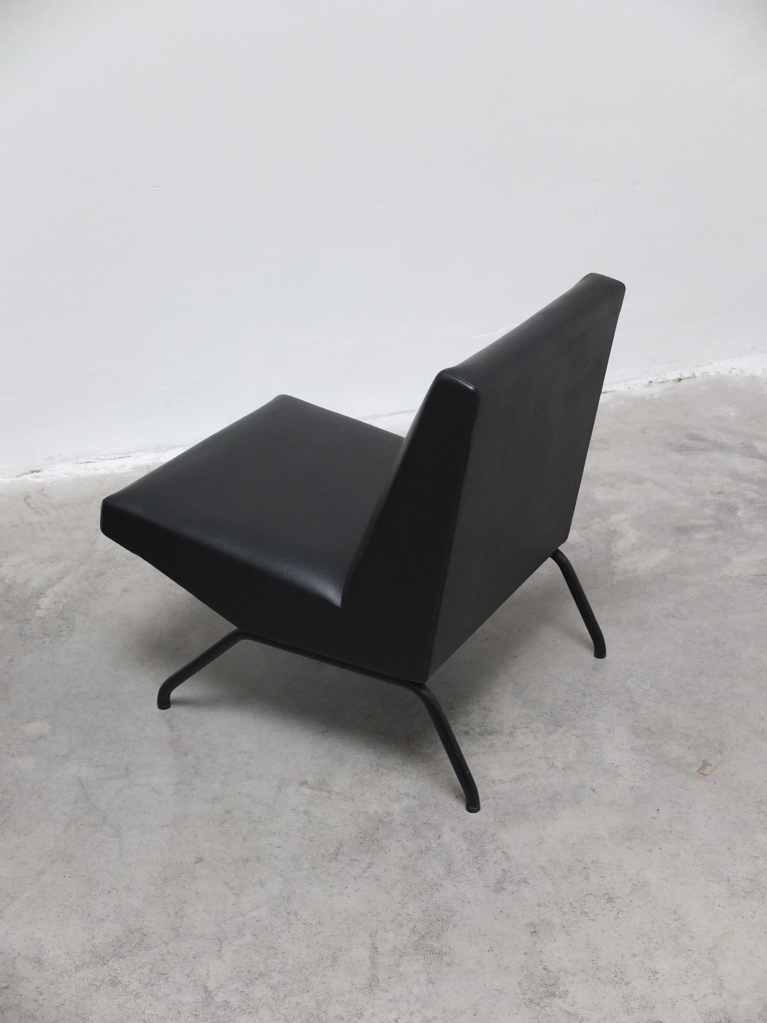 Pair of 'Visiteur' easy chairs by Pierre Guariche for Meurop, 1961