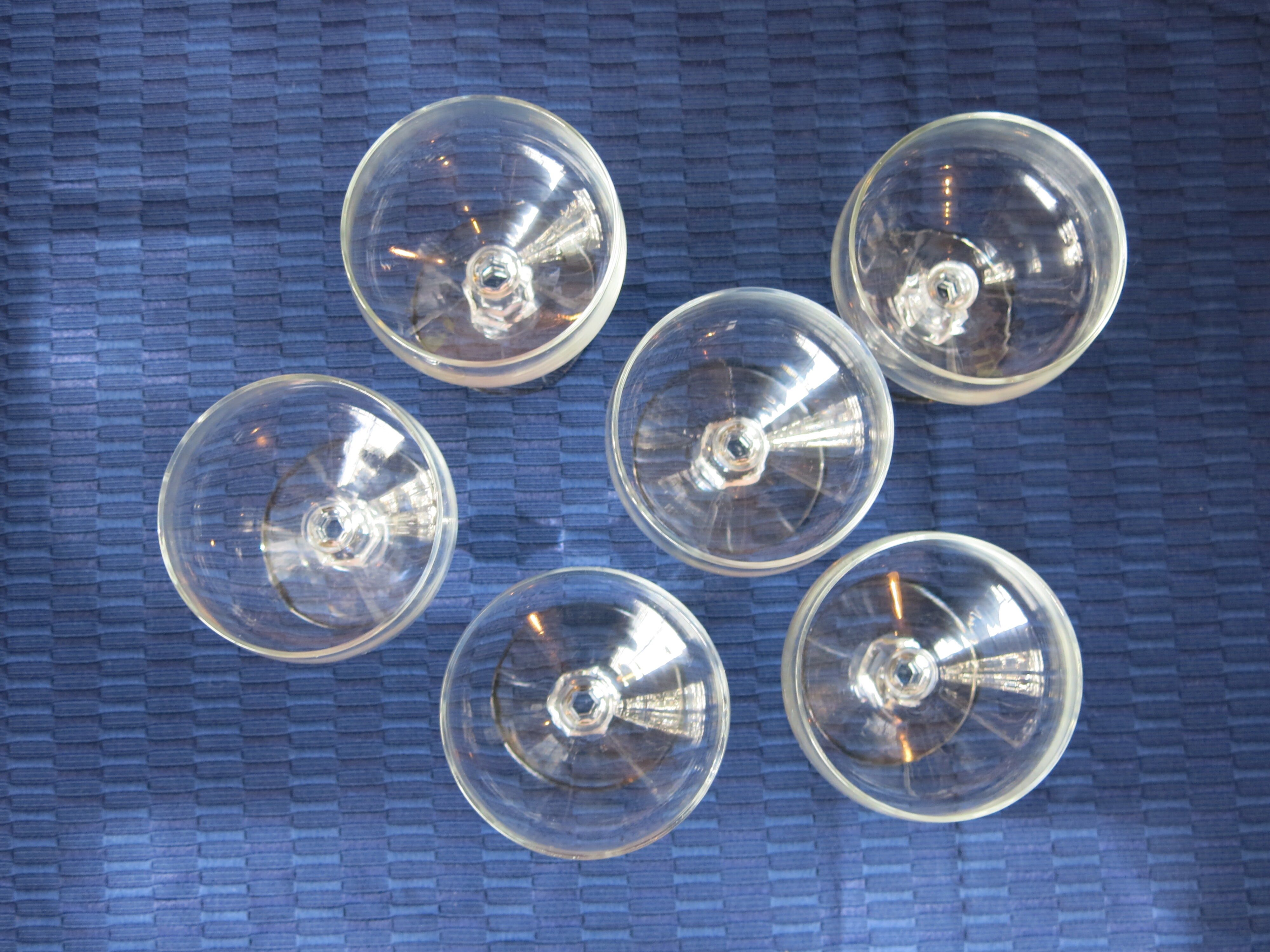 6 champagne or cocktail glasses in transparent glass in very good condition.