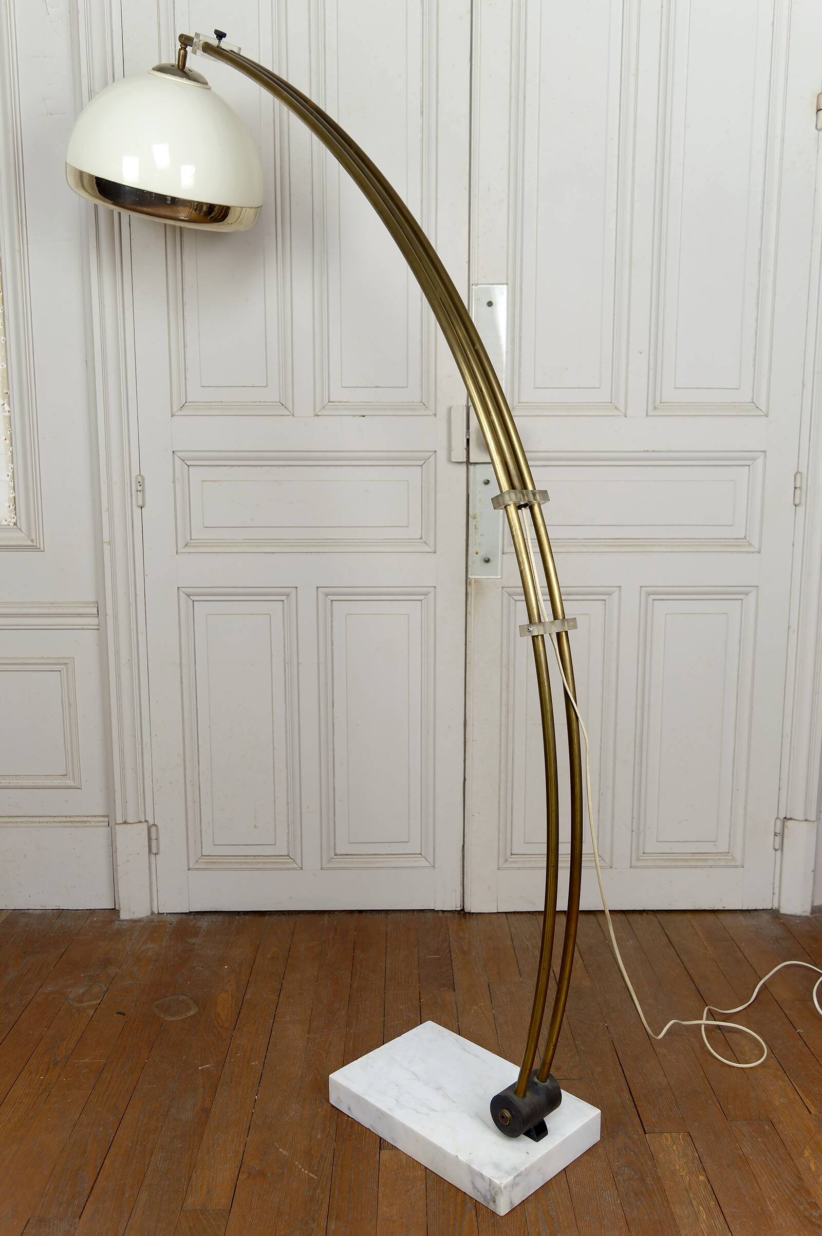 Important Lampadaire Arc Réglable, marbre, laiton, Italie, Circa 1970