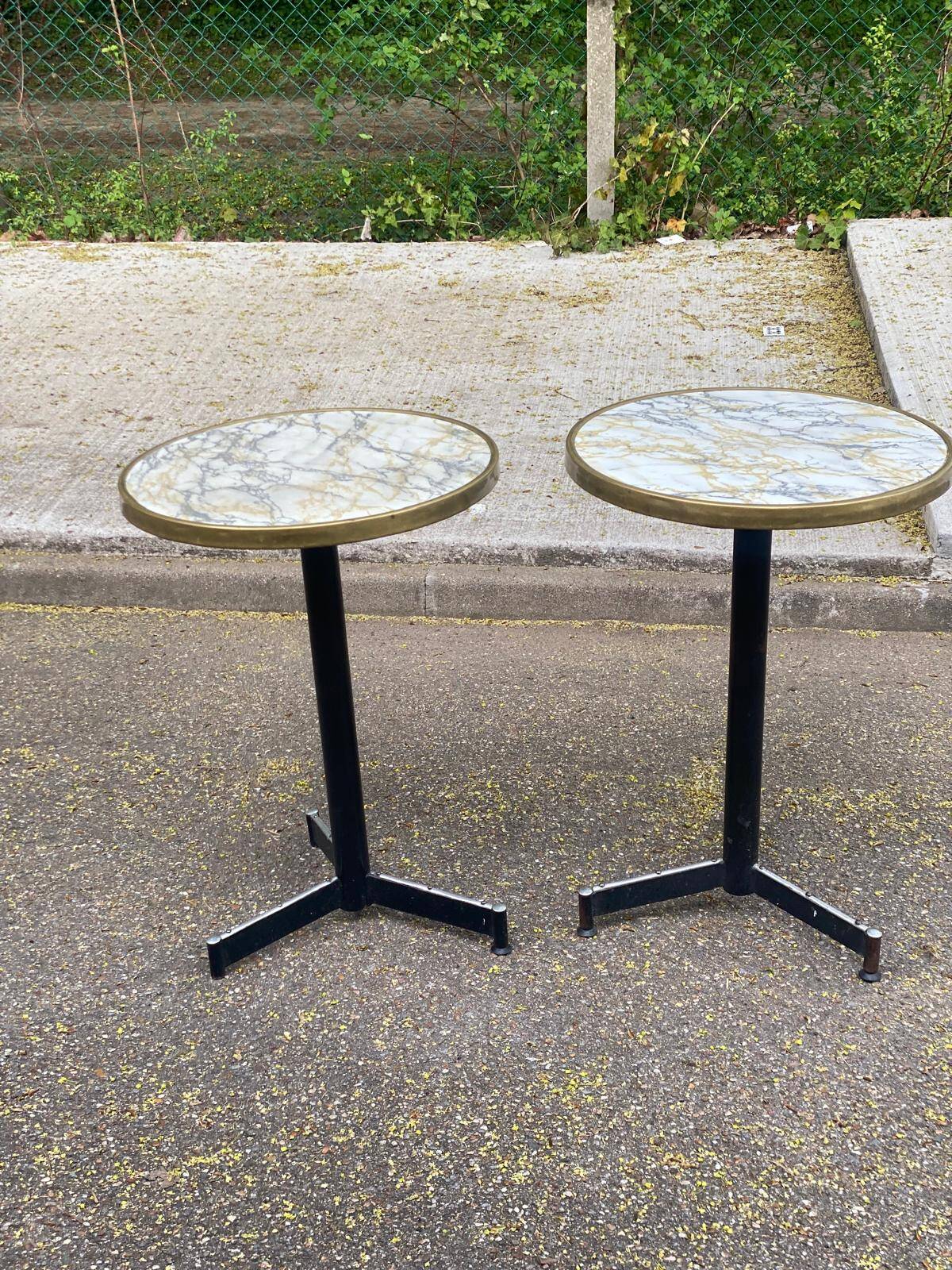 Round bistro table with a central pedestal, gold marble effect and black steel, 60cm.