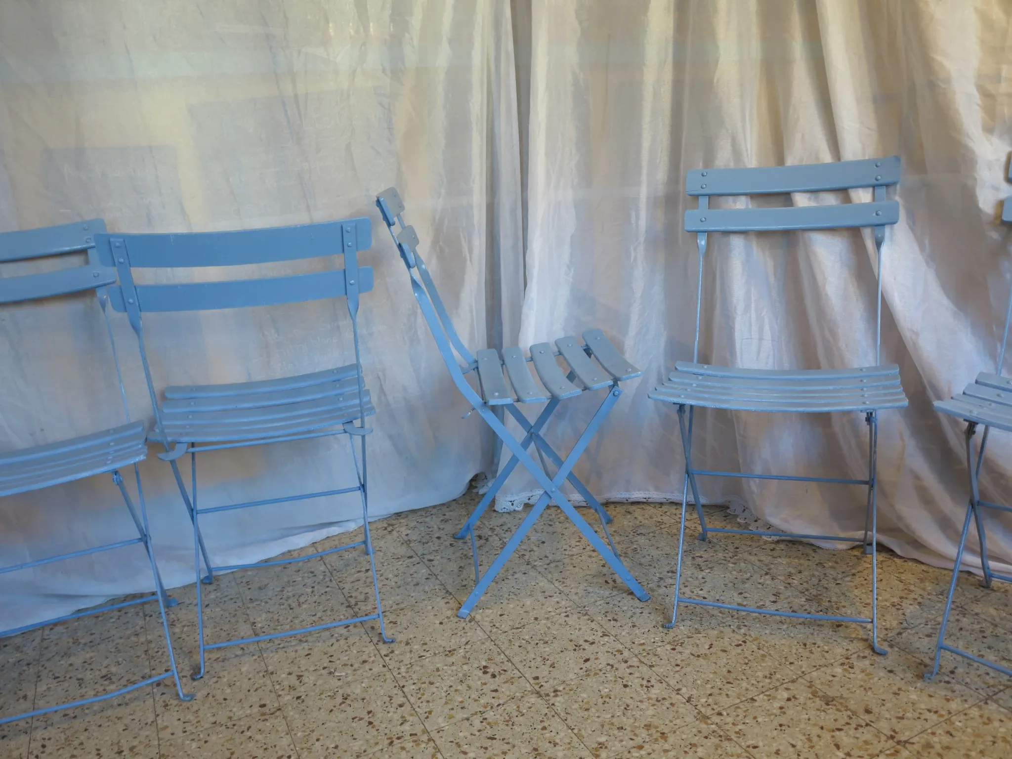 6 blue folding garden chairs