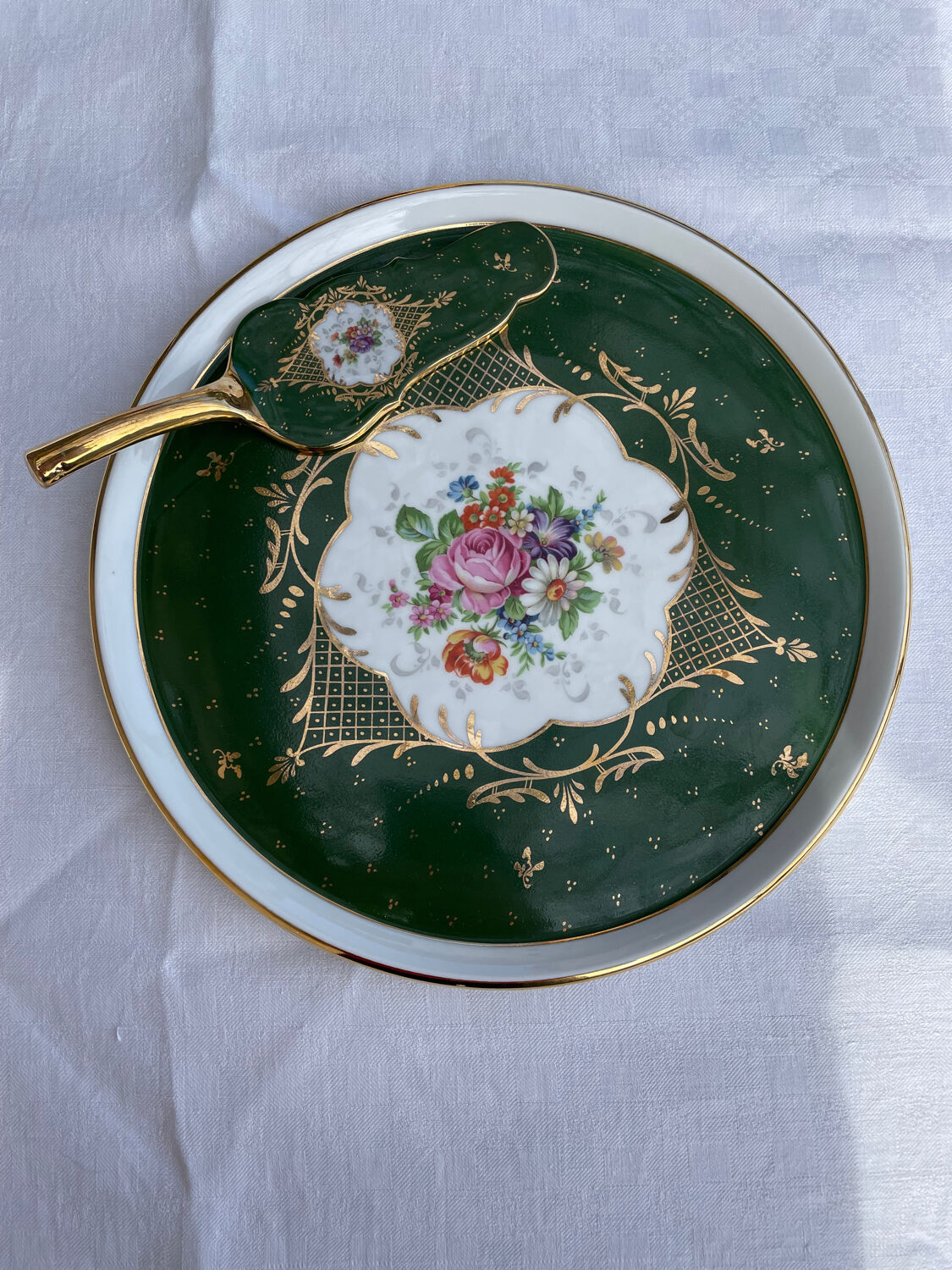 Pie dish with shovel