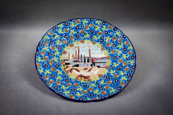 Assiette Longwy émaux polychromes décor cité du fer