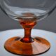 Vase bombé sur pied ambré vintage