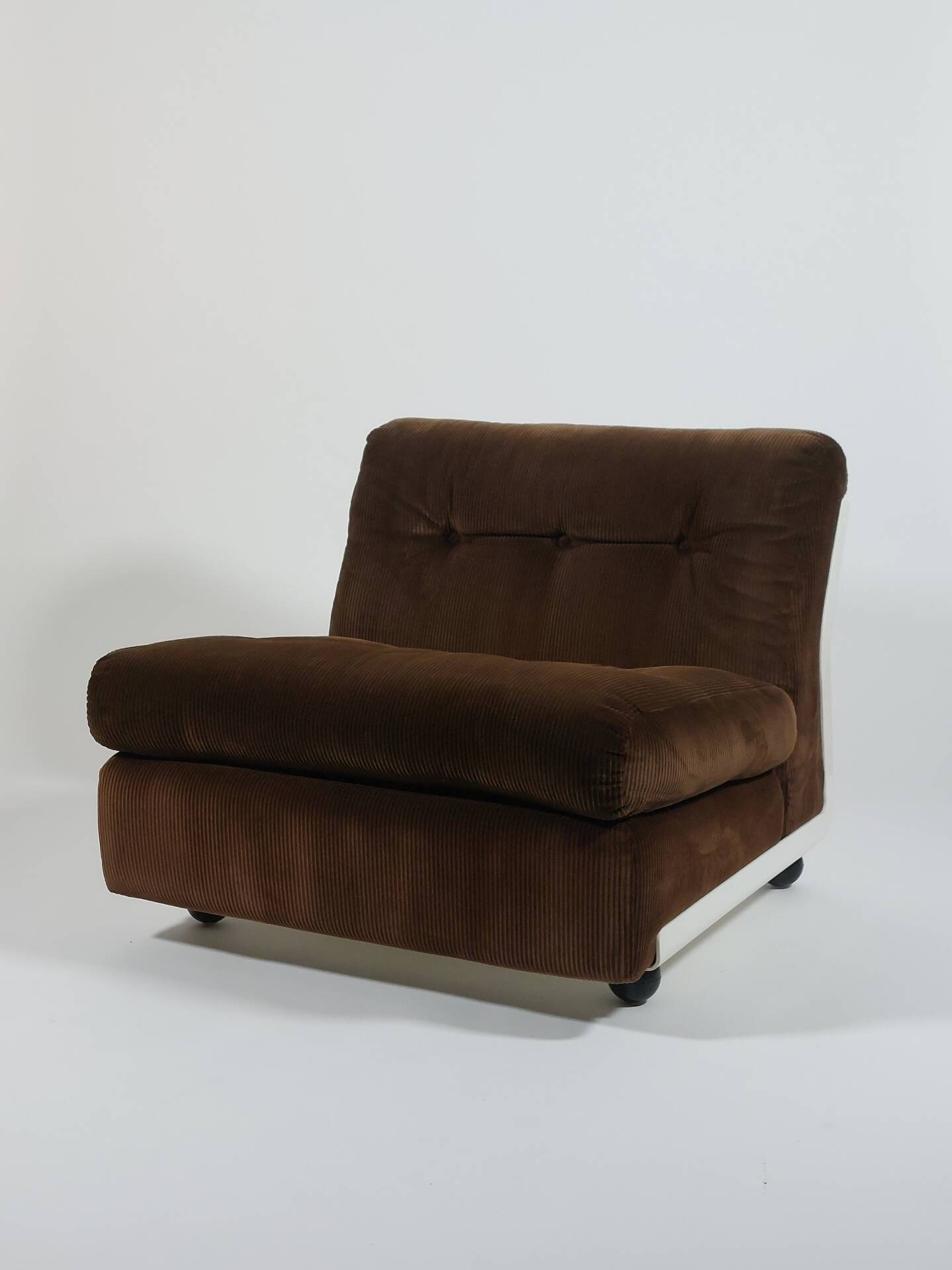 Paire de fauteuils lounge Amanta en velours côtelé et fibre de verre par Mario Bellini pour C&B Italia