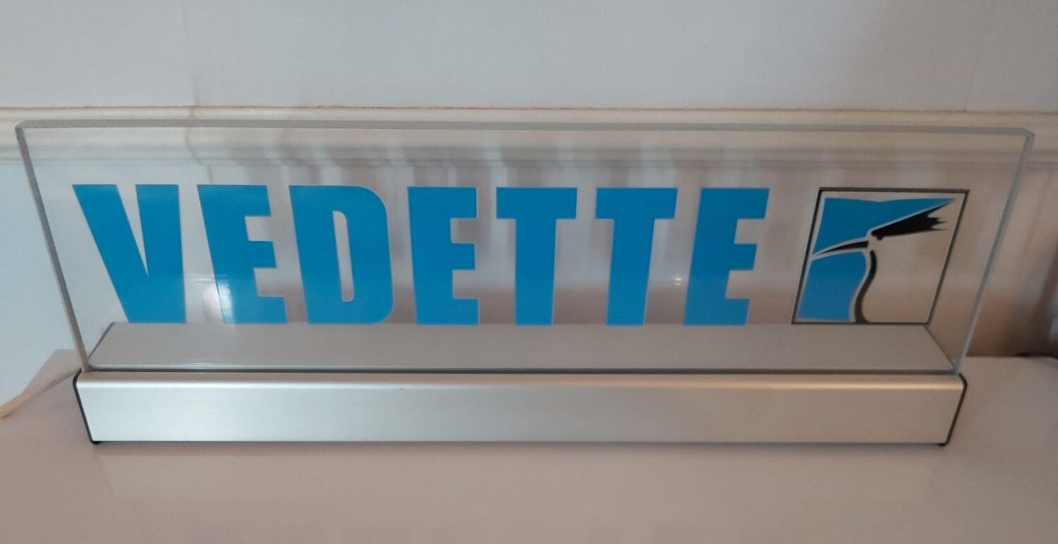 Illuminated advertising sign vedette