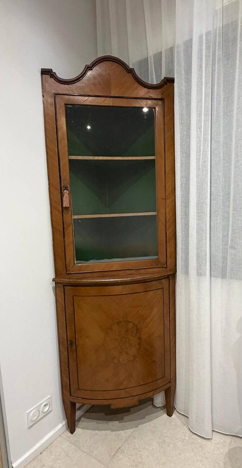 Corner display cabinet