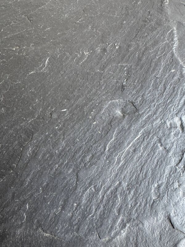 Table basse vintage en chêne avec plateau en ardoise foncée — Structure en chêne chaleureux et plateau en ardoise anthracite